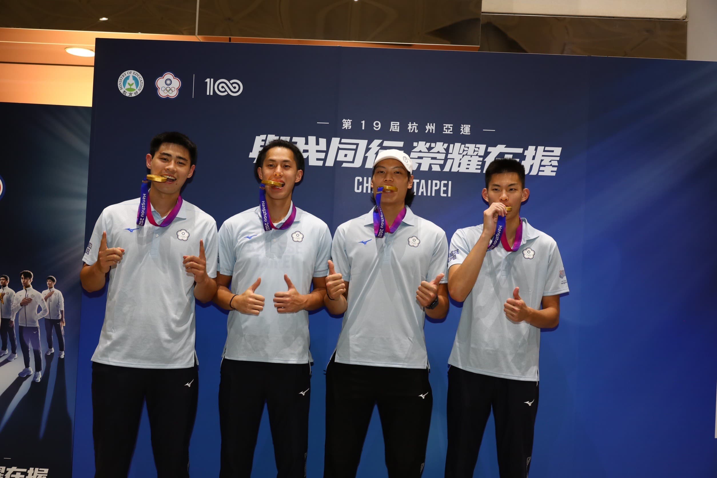 男子3對3選手們返台開心大喊:「我們拿金牌回國了」。