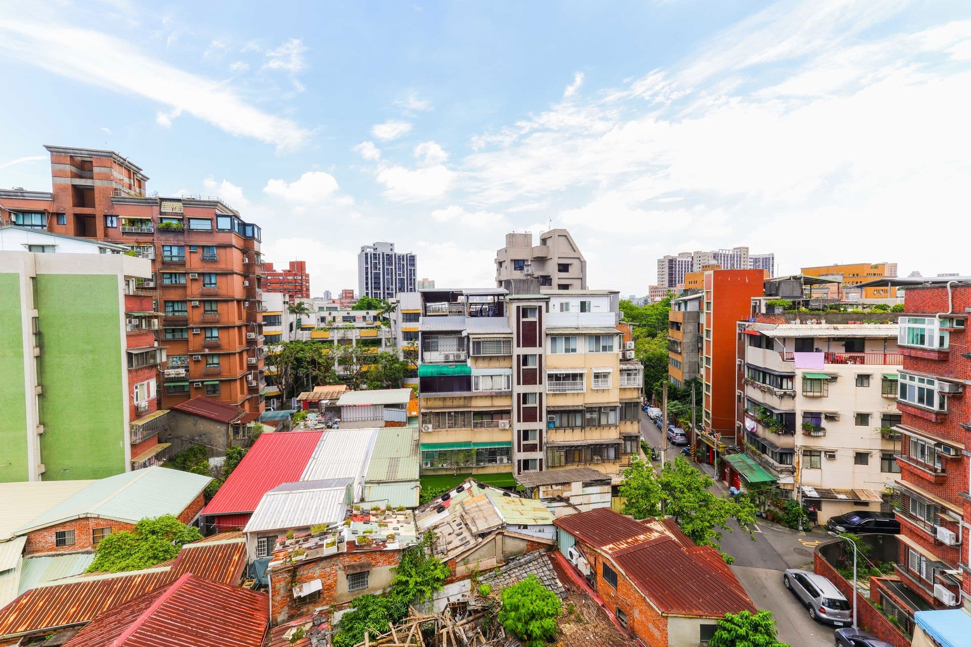 文山區由於新大樓供給有限且公設比高的情況下,地段好、生活圈成熟且室內空間充足的老公寓,頗獲青睞。