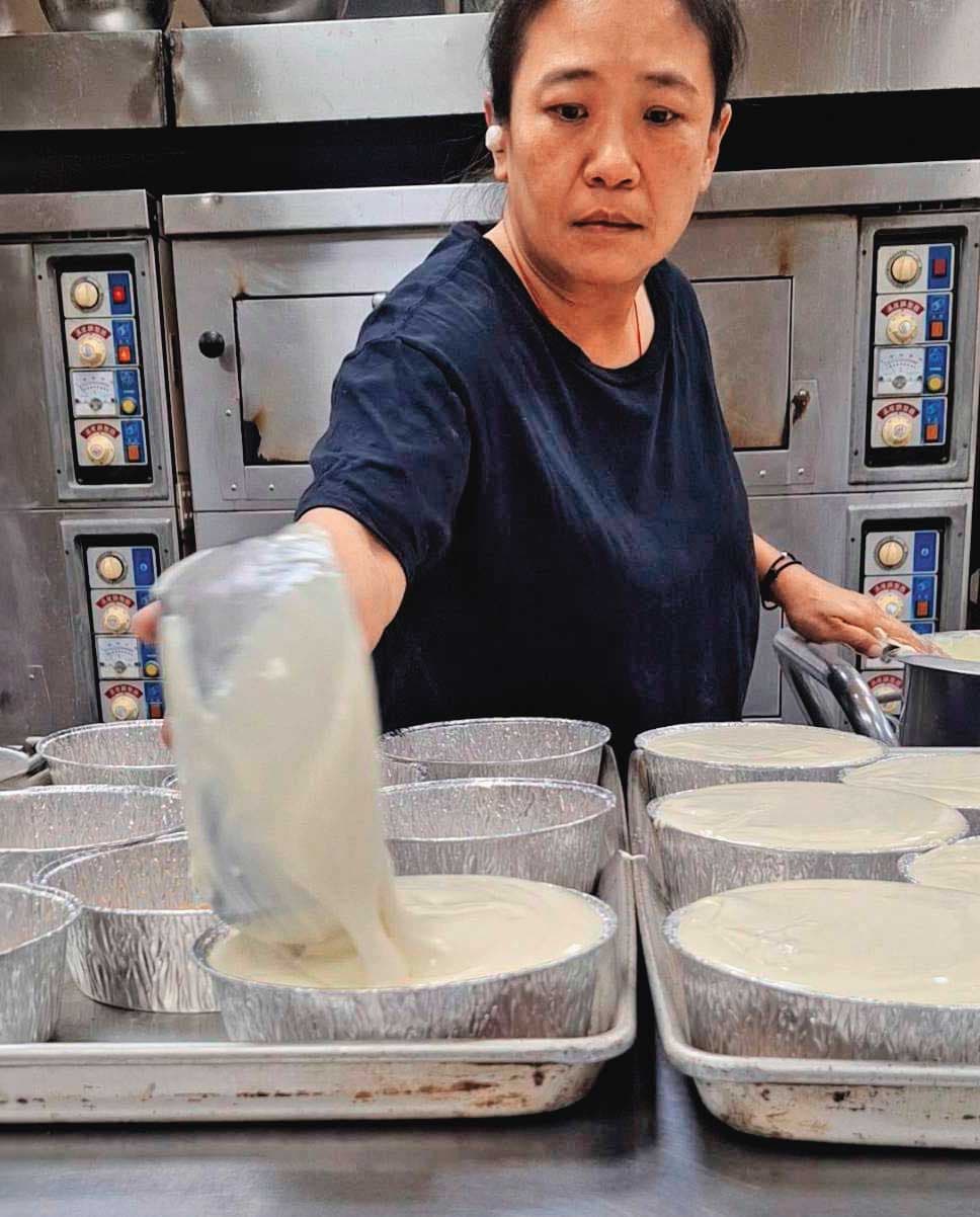 黃若嫻是家中長女,畢業後沒多久就進入自家店裡幫忙,現在負責製作起司蛋糕與起司餅。(吃吃看提供)