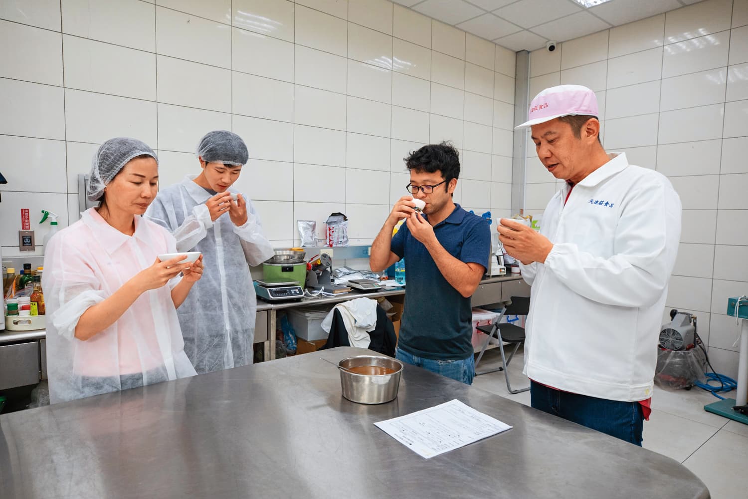 除了自主開發新品項,吳政憲(右1)說很多客戶也會提出需求,再與元進莊一起合作研發新菜色,妻子吳姵羽(左1)與兒子(左2)也會參與試吃。