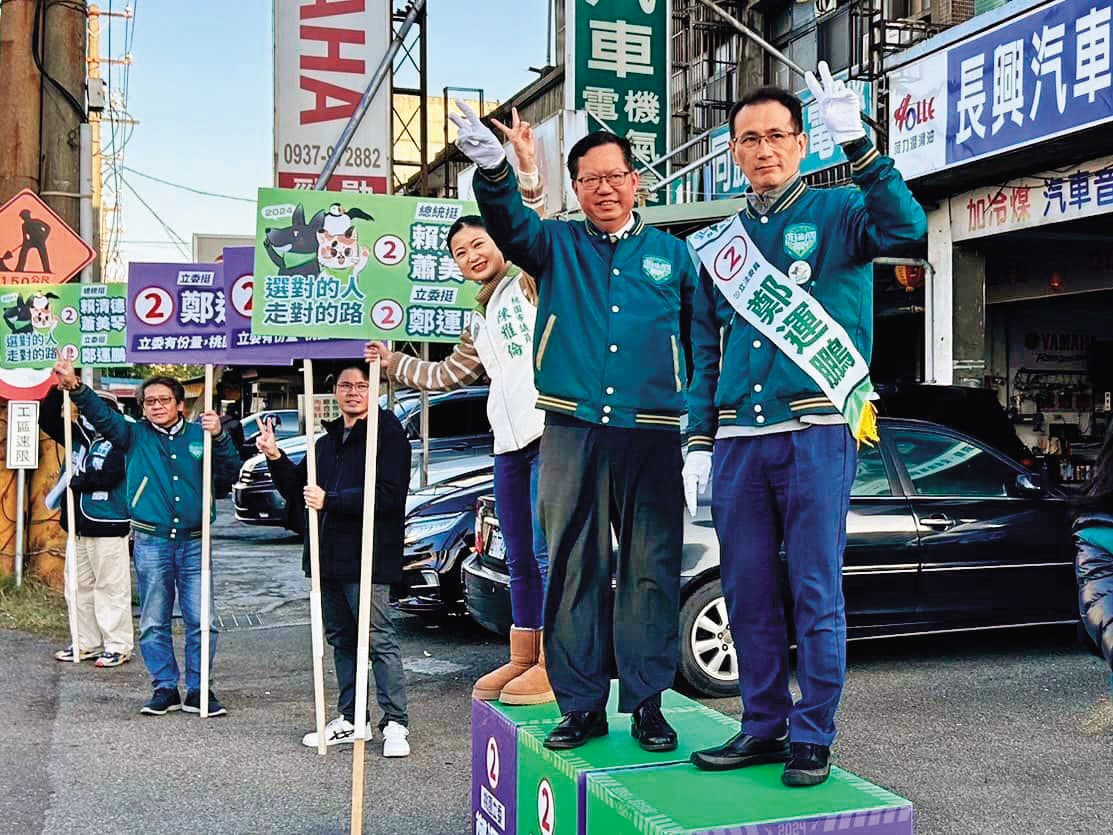 鄭文燦用公務之餘陪立委候選人站路口。(翻攝鄭運鵬臉書)