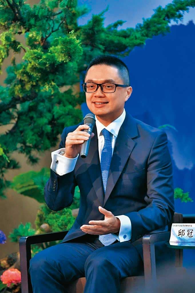 碩河開發副董事長邱冠勳涉掏空台北天空塔案,已遭檢察官列被告偵辦。(翻攝佛光山人間大學台北分校臉書)