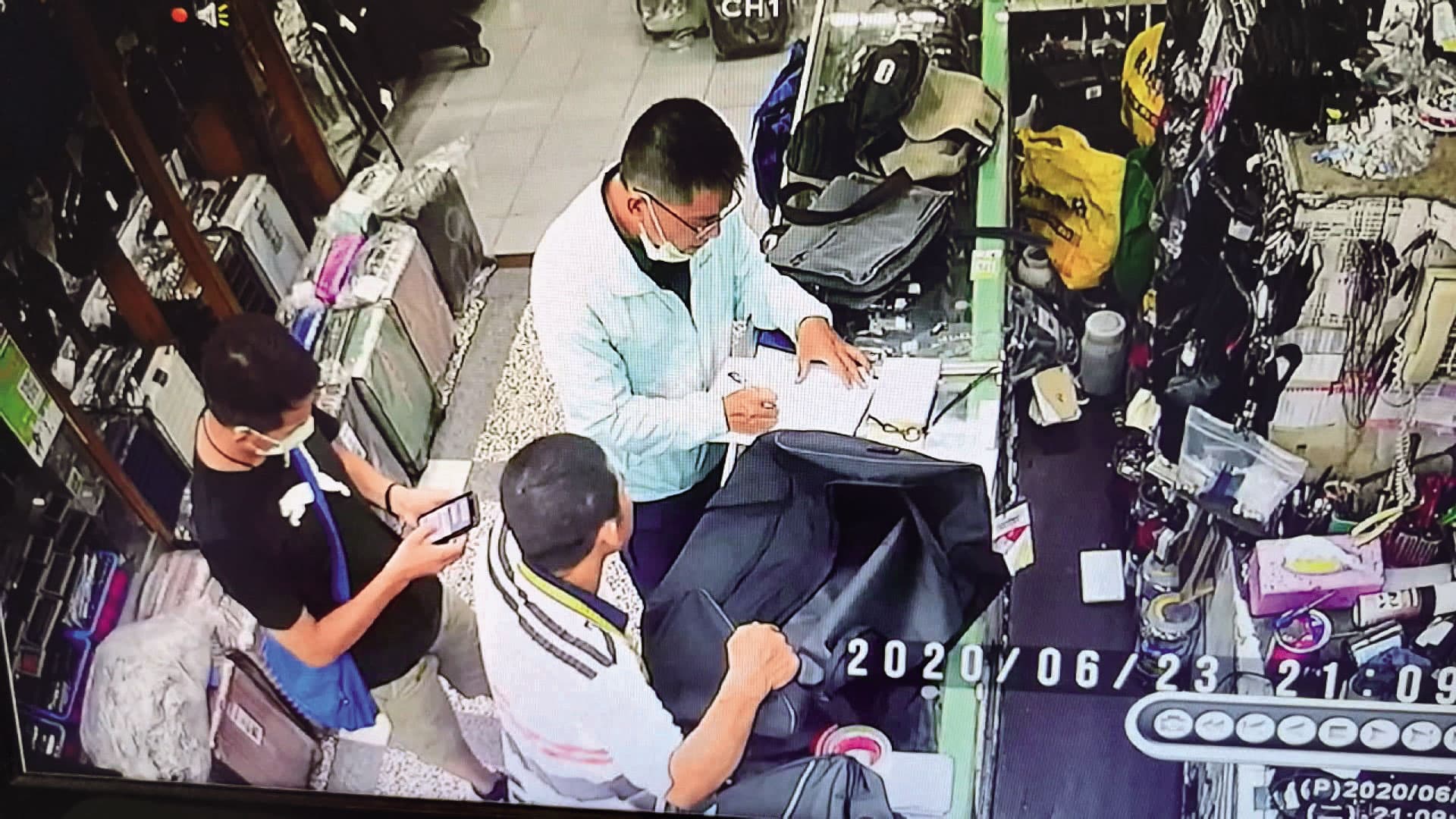 為追查分屍案,警方查訪店家,希望查出何人購買同款旅行袋。(東森新聞提供)