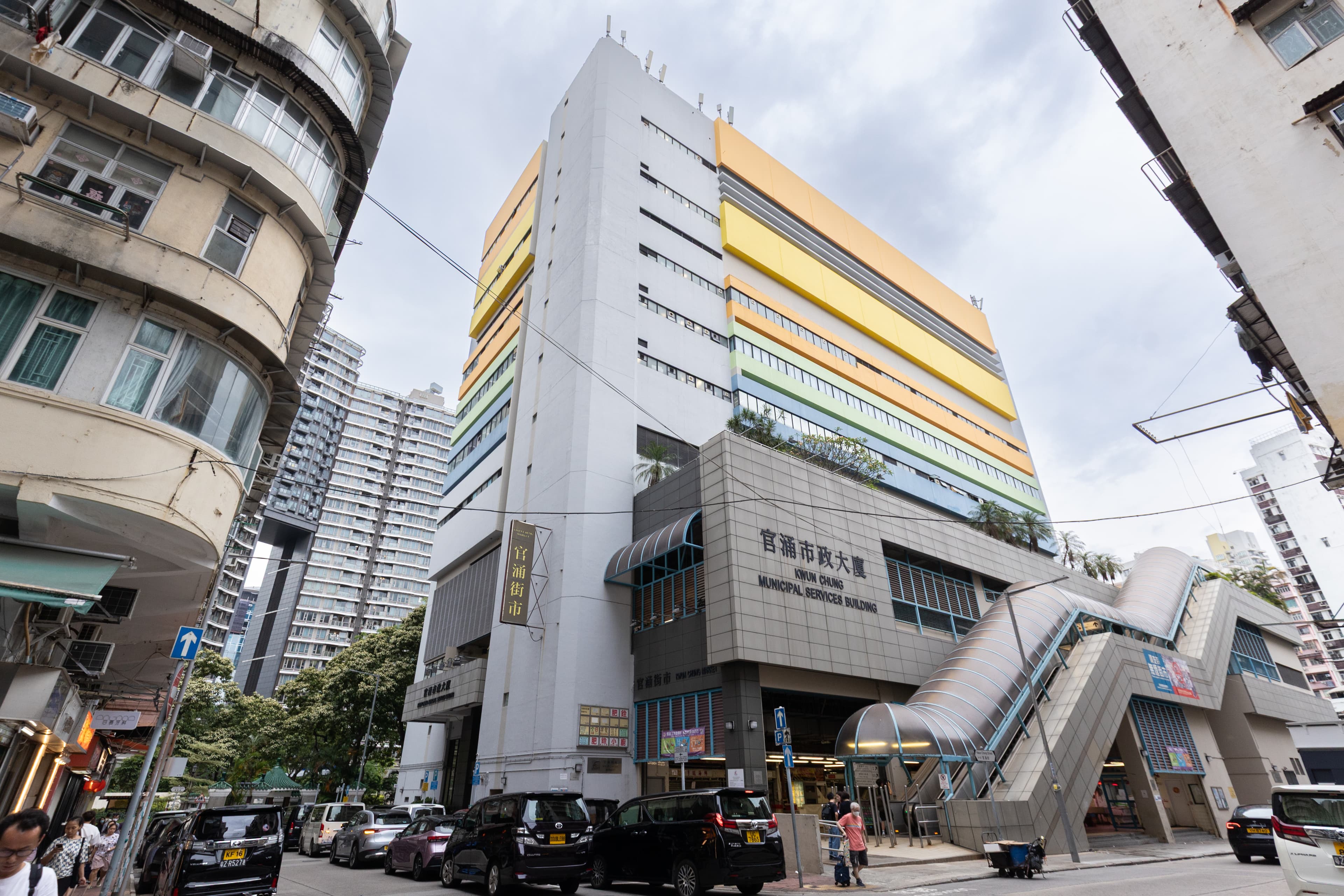 「新肥泉海鮮大排檔」就開在佐敦官涌市政大廈的熟食中心裡。