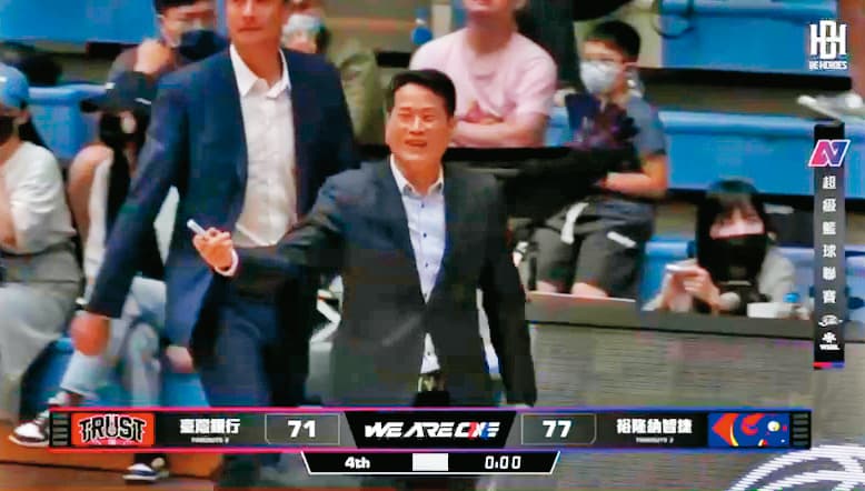 時任裕隆總教練邱大宗（圖）對吳季穎在比賽已無懸念、對手也無意防守下搶投3分球，攤手表示疑惑。（翻攝BE HEROES YouTube）