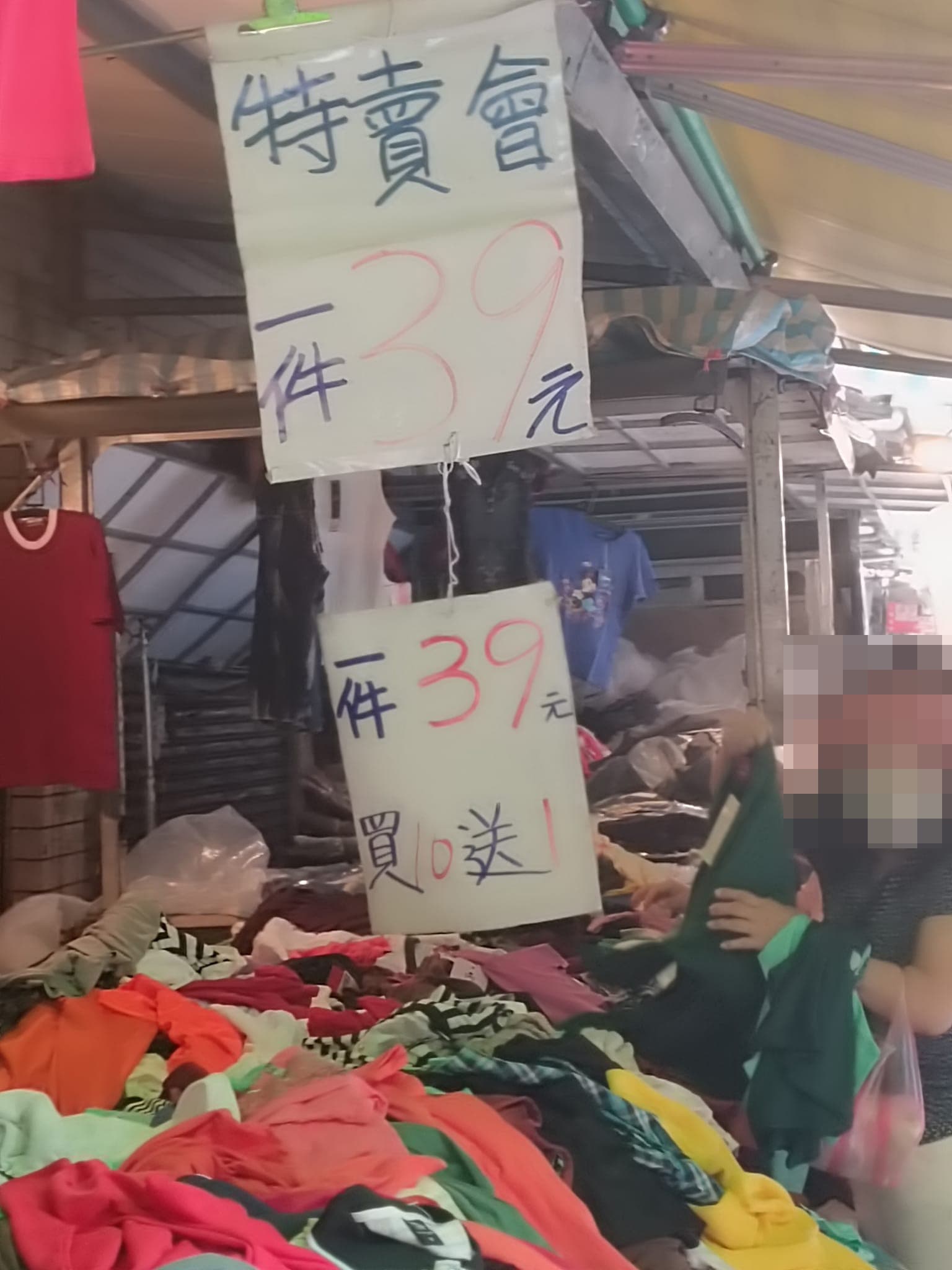網友逛市場撞見攤販想敲詐外配,老闆作勢威脅且出動刺青仔包圍。(翻攝自爆料公社)