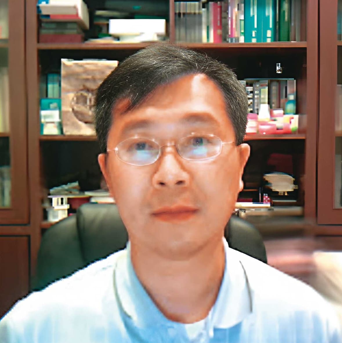 狼醫林朝順擁有醫學科學研究所博士的高學歷,竟在行醫時對女病患伸出狼爪。(翻攝林男YouTube)