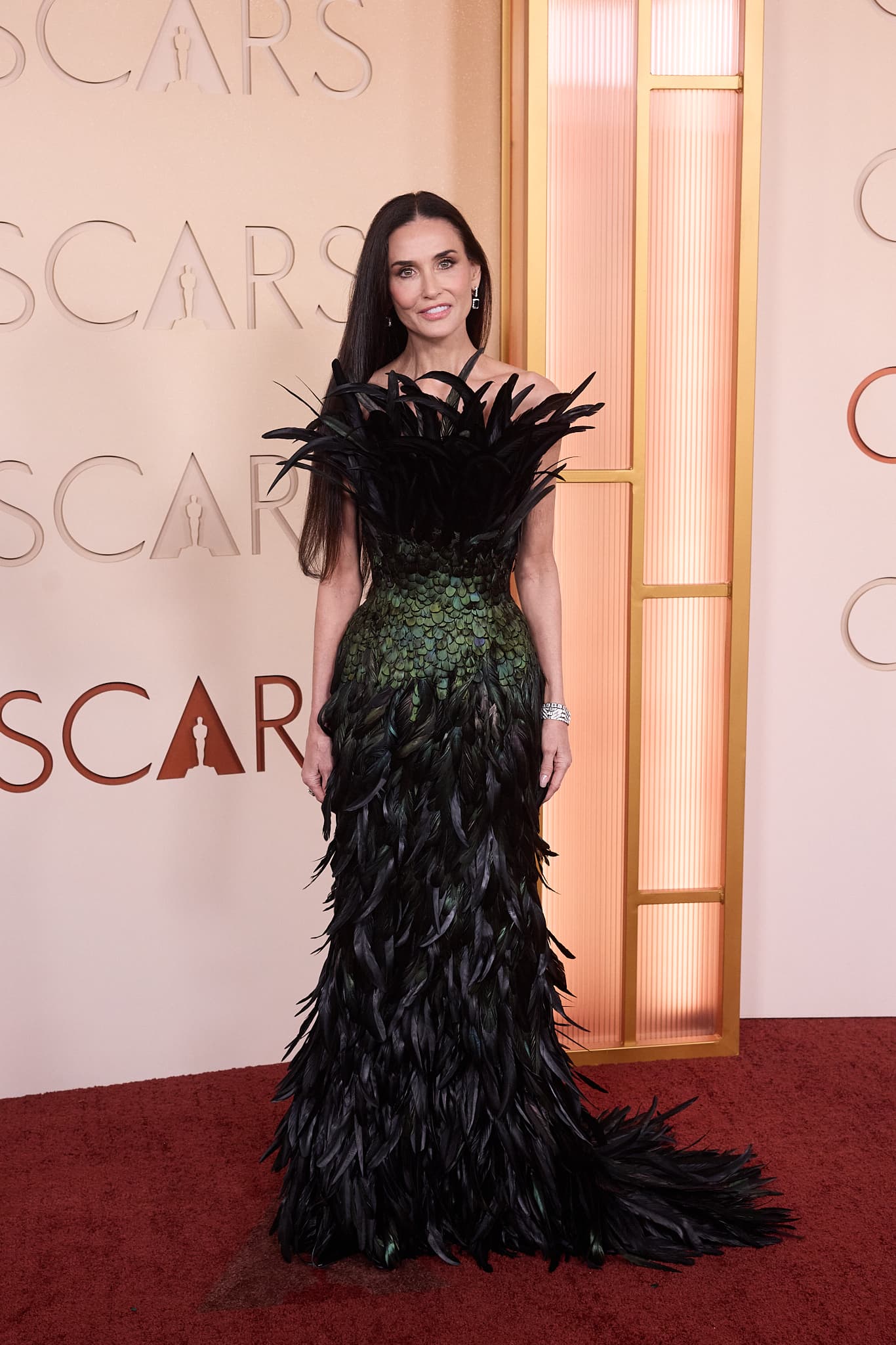 戴咪摩爾以Gucci無肩帶禮服，有誇張的長羽毛搭配，如果再多一點，可能就變成雞毛撢子，還好沒有。（Etienne Laurent攝／The Academy提供）