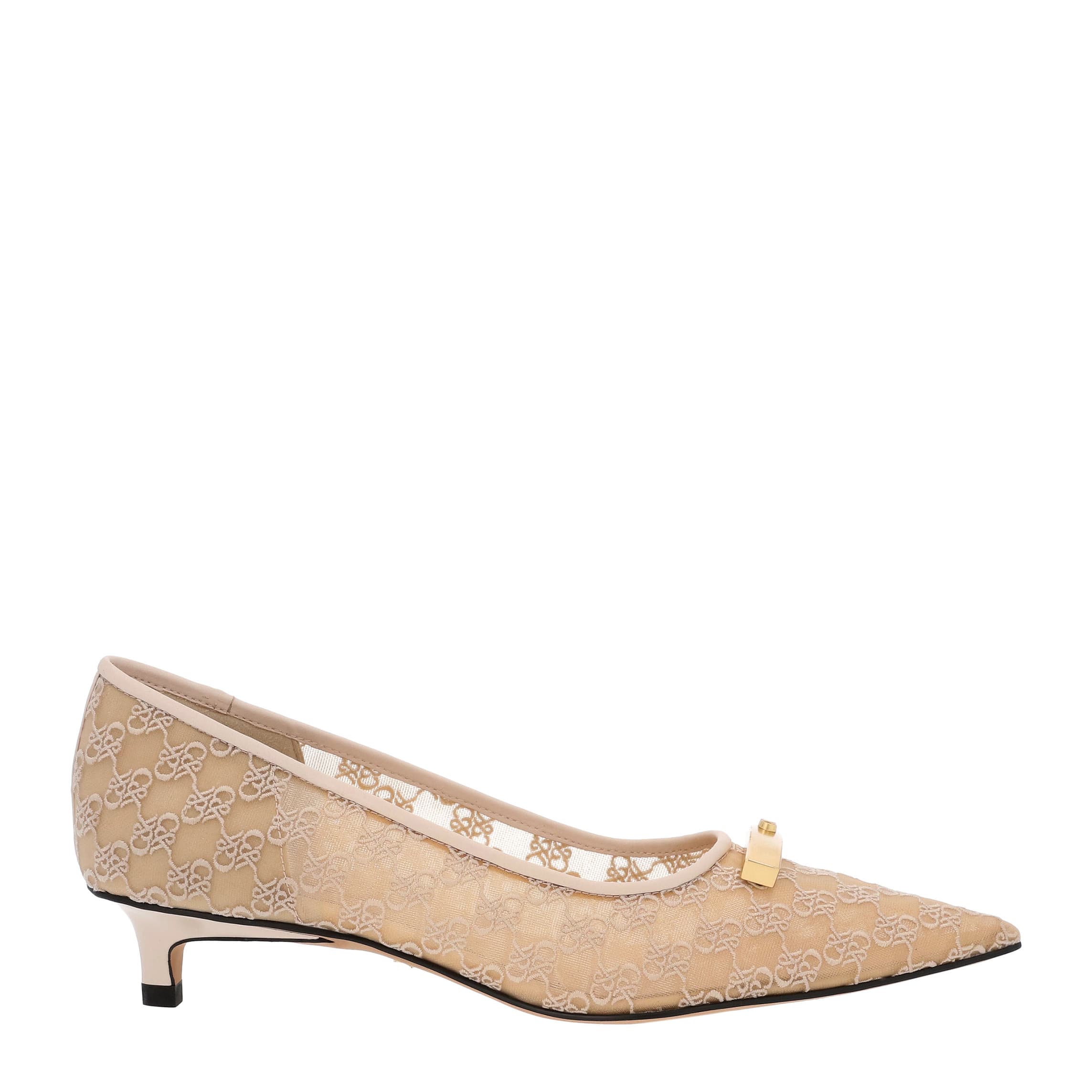 米黃色印花網紗跟鞋。NT$2,990。(CHARLES & KEITH提供)