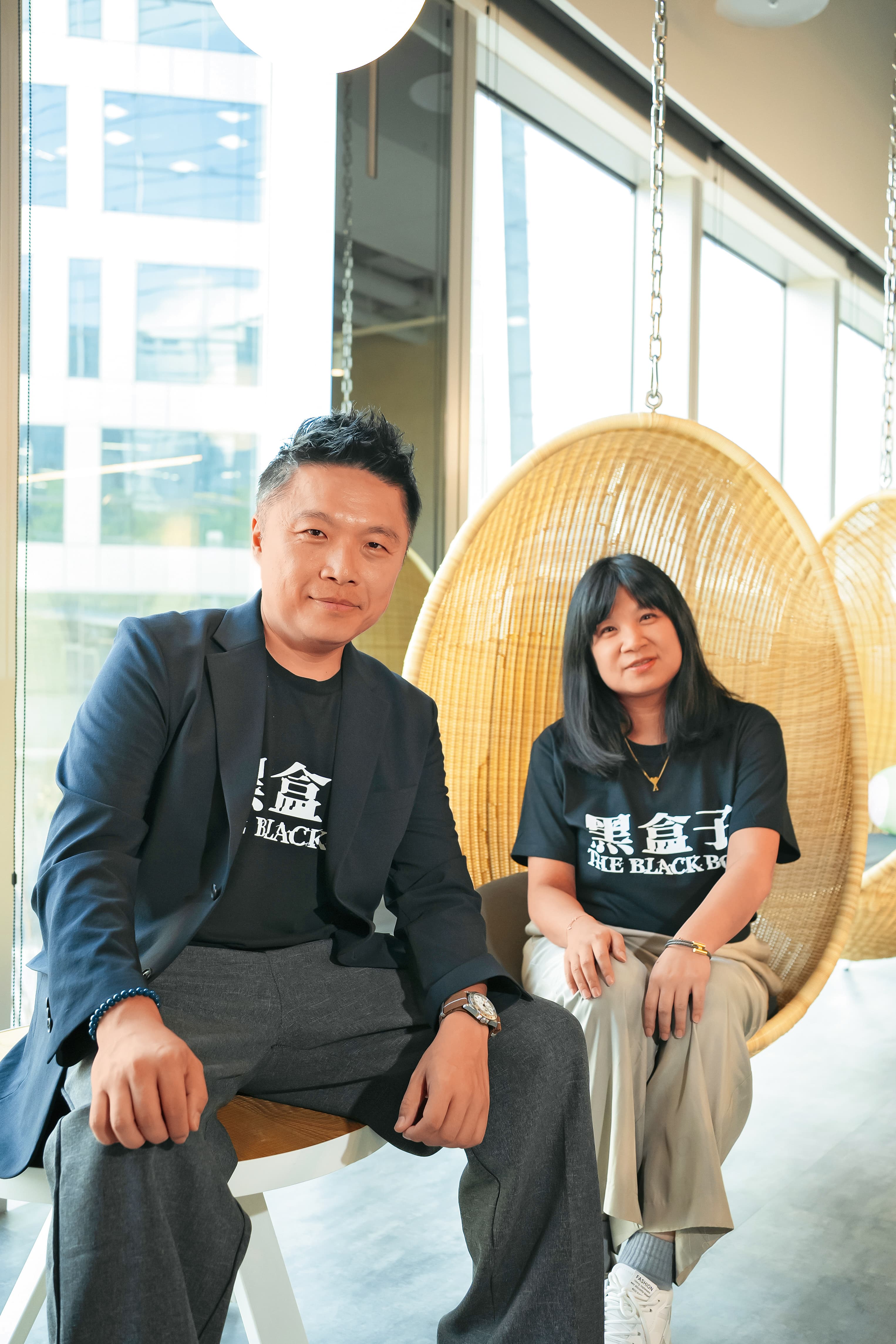 影集《黑盒子》改編自同名網路漫畫，導演李昭樺（左）與監製林佳韻（右）合力克服影視化面臨的挑戰。