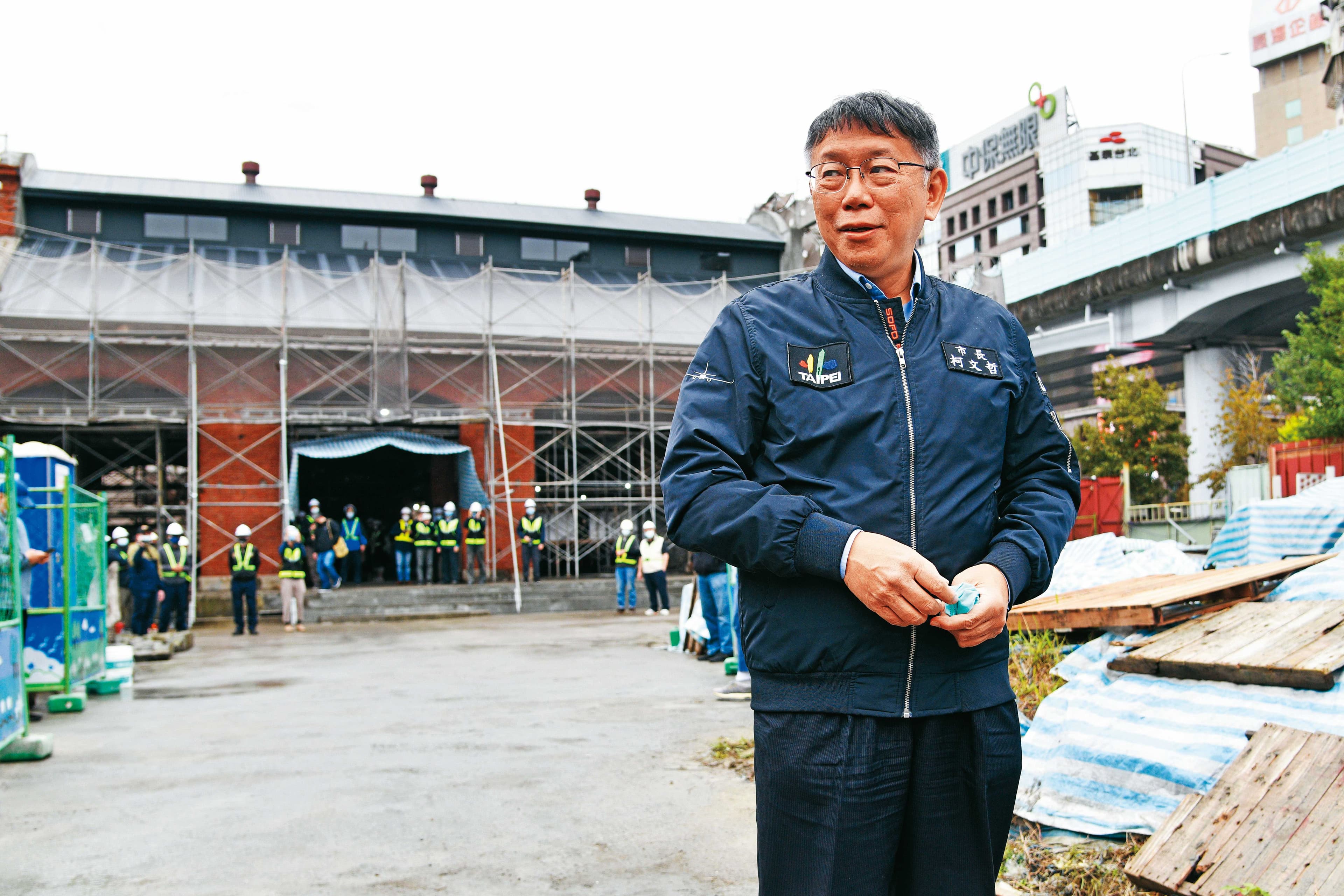 自救會成員說,柯文哲(圖)在台北市長任內,核發執照讓建商蓋大樓,涉嫌放水。
