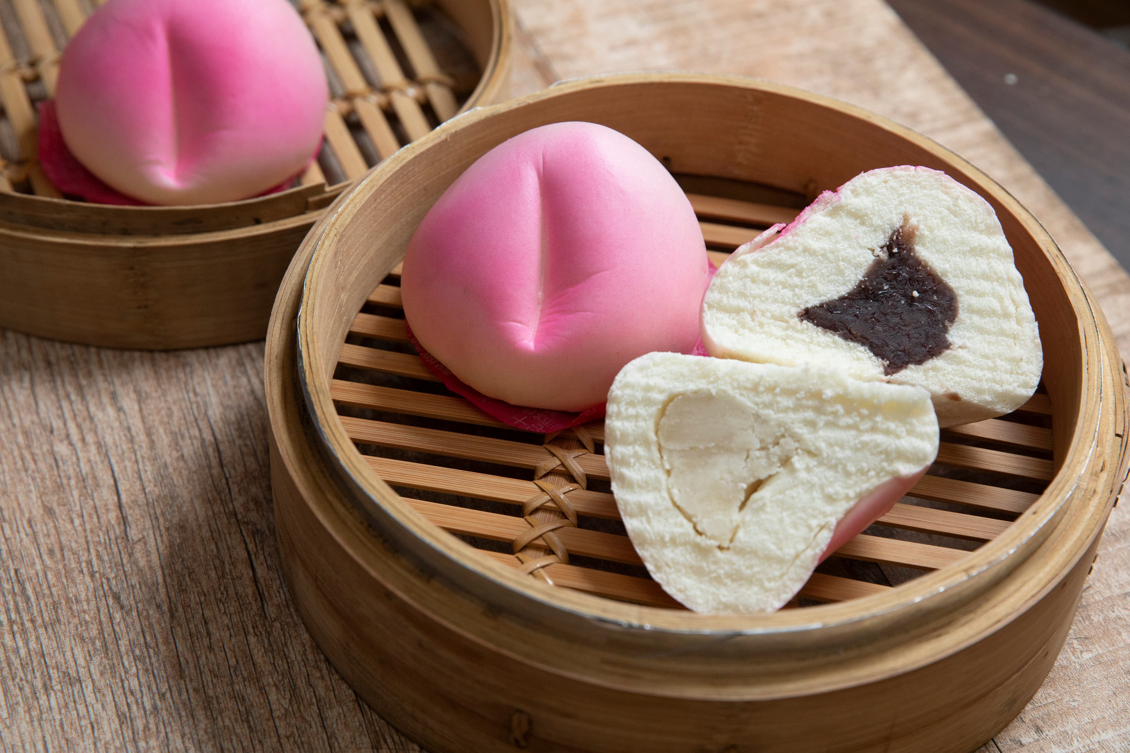 壽桃是十字軒最招牌的產品,廟宇一訂就是千顆起跳。(30元/顆)