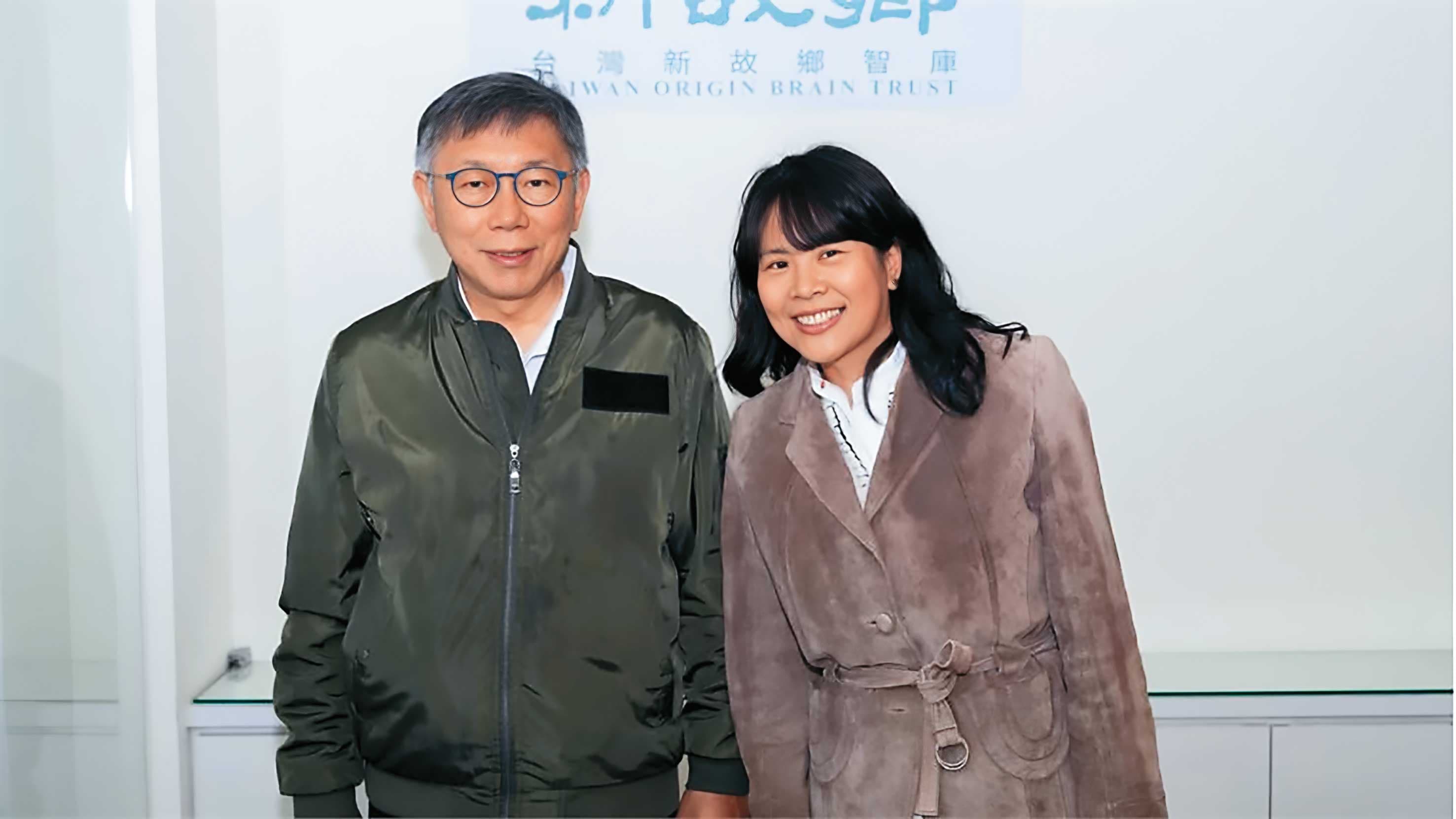 本刊掌握,柯文哲(左)及高層曾私下找了李貞秀(右)談及去留,未料李卻當面哭哭啼啼,稱自己有孩子要養,擔心未來生活費。(翻攝李貞秀臉書)