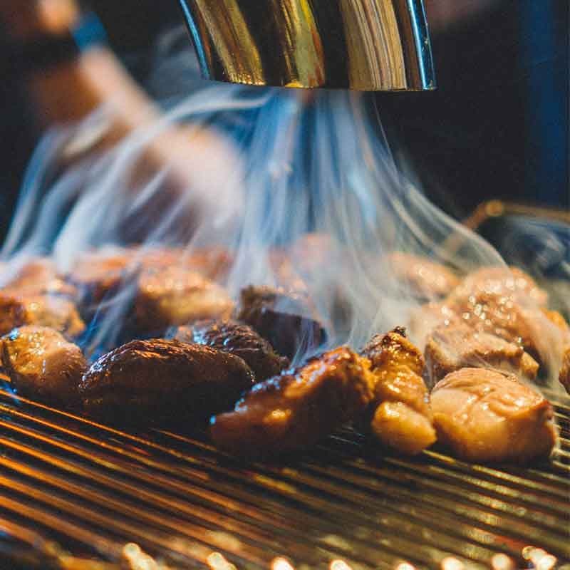 首爾三大烤肉名店之一的「囕盈豚」以炭火燻烤豬頰肉與豬頸肉廣為人知。(翻攝自囕盈豚IG)