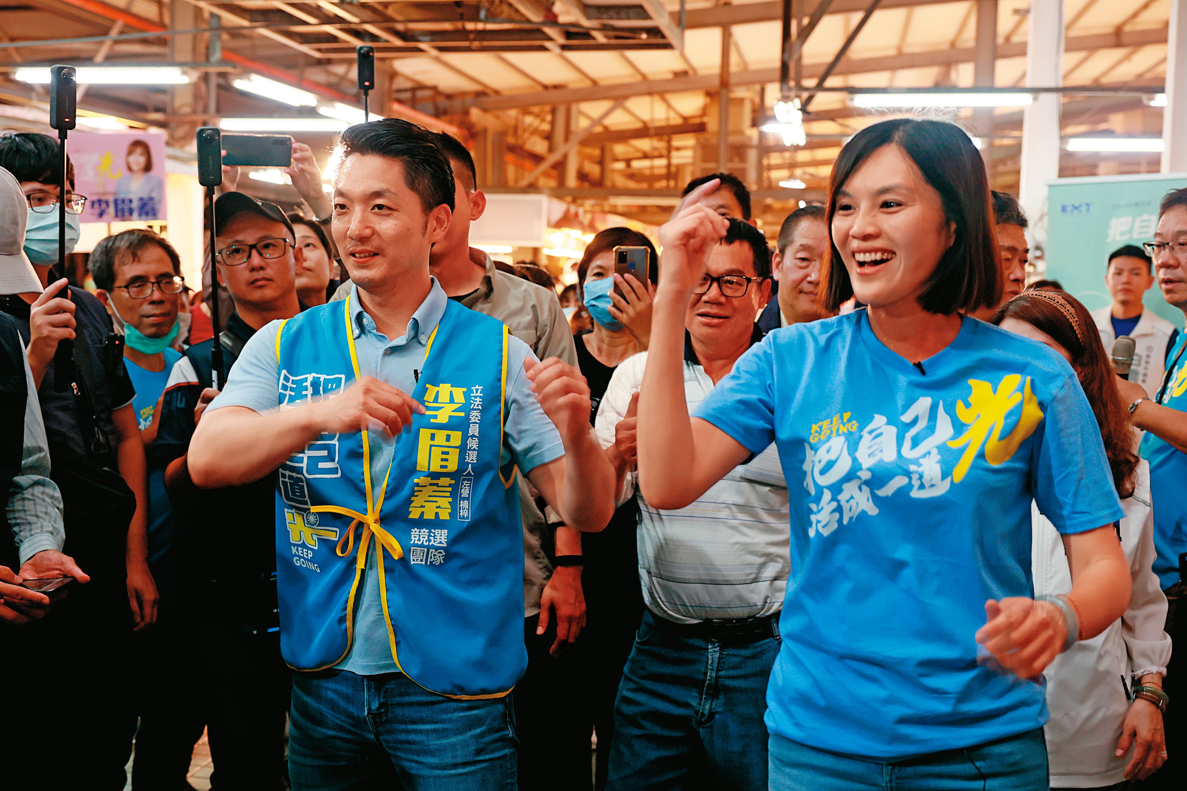台北市長蔣萬安(左)本月10日南下替李眉蓁(右)輔選,受民眾熱烈歡迎。(李眉蓁團隊提供)
