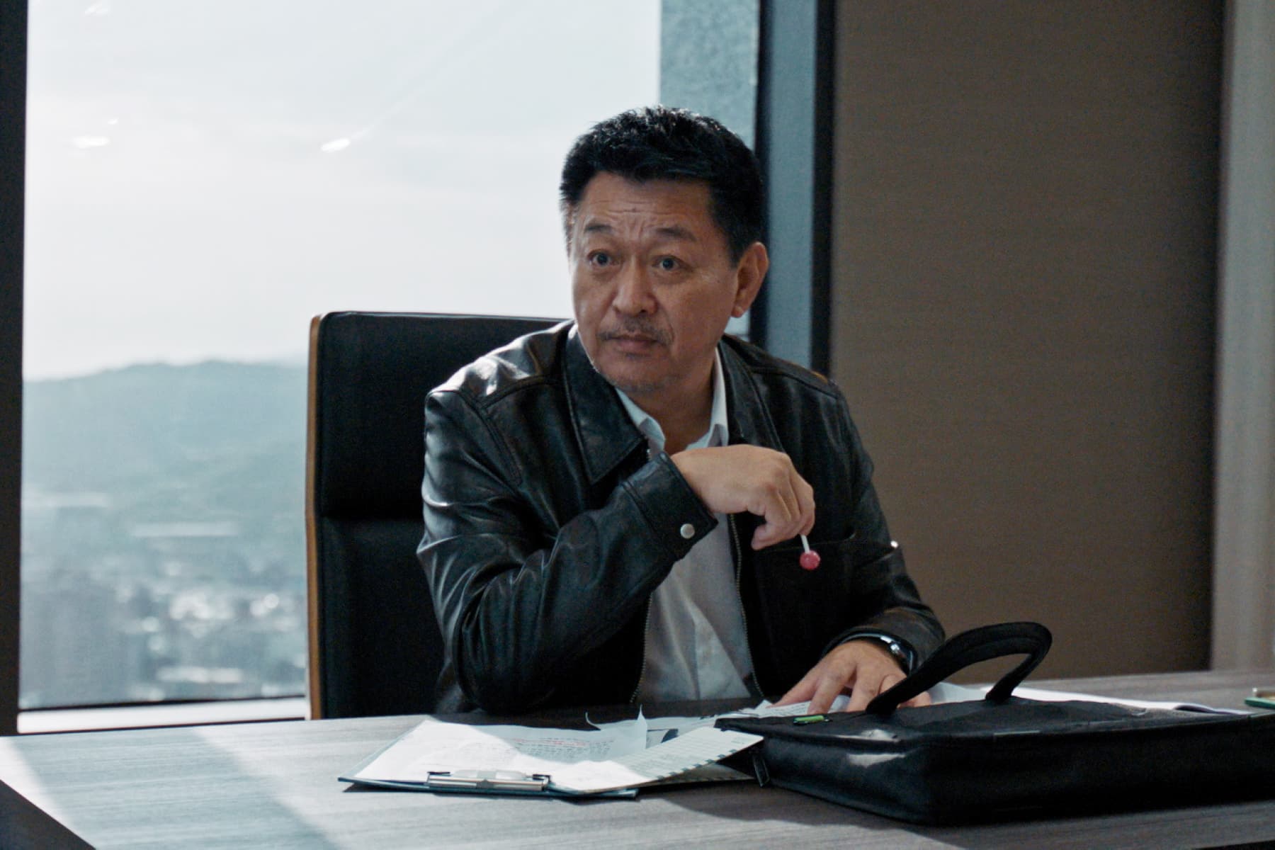 庹宗華參與國際團隊合作題材,讓導演大讚他出現在片場時,就會為現場帶來份量感。(采昌國際提供)