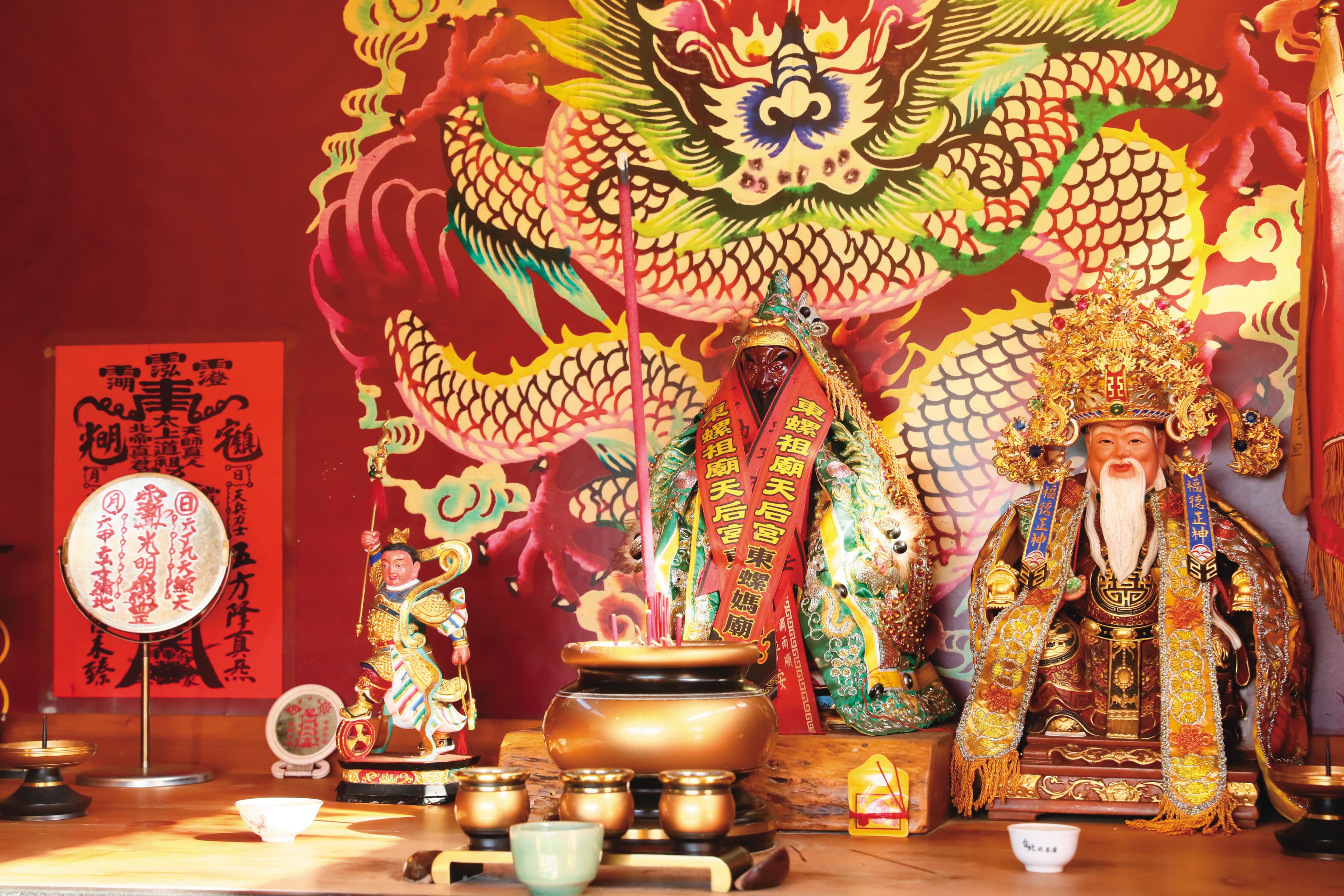 用蓋大廟的規格安置百年山神,江慶鐘祈求神明保佑,諸事興旺。