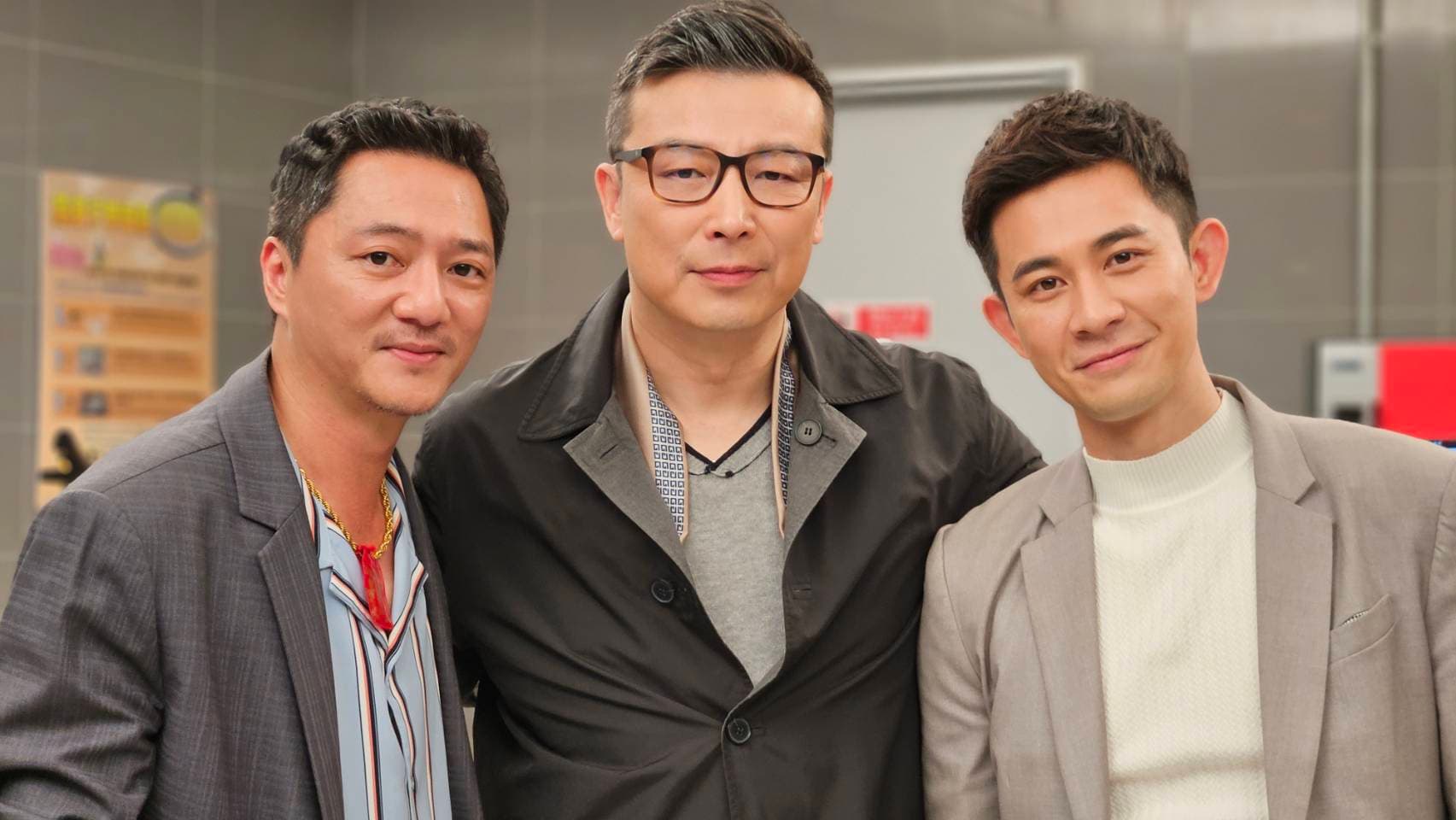 林煒(中)在《愛的榮耀》演出設計師Kevin,跟藍葦華(左)、曾子益(右)首次合作。(民視提供)