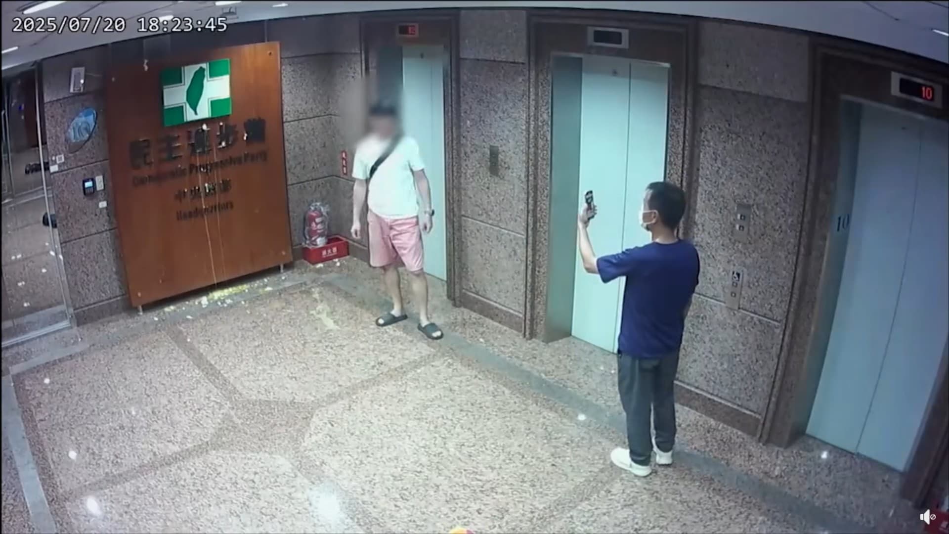 小草離開犯案現場前,不忘與「傑作」合照。(翻攝吳崢臉書)