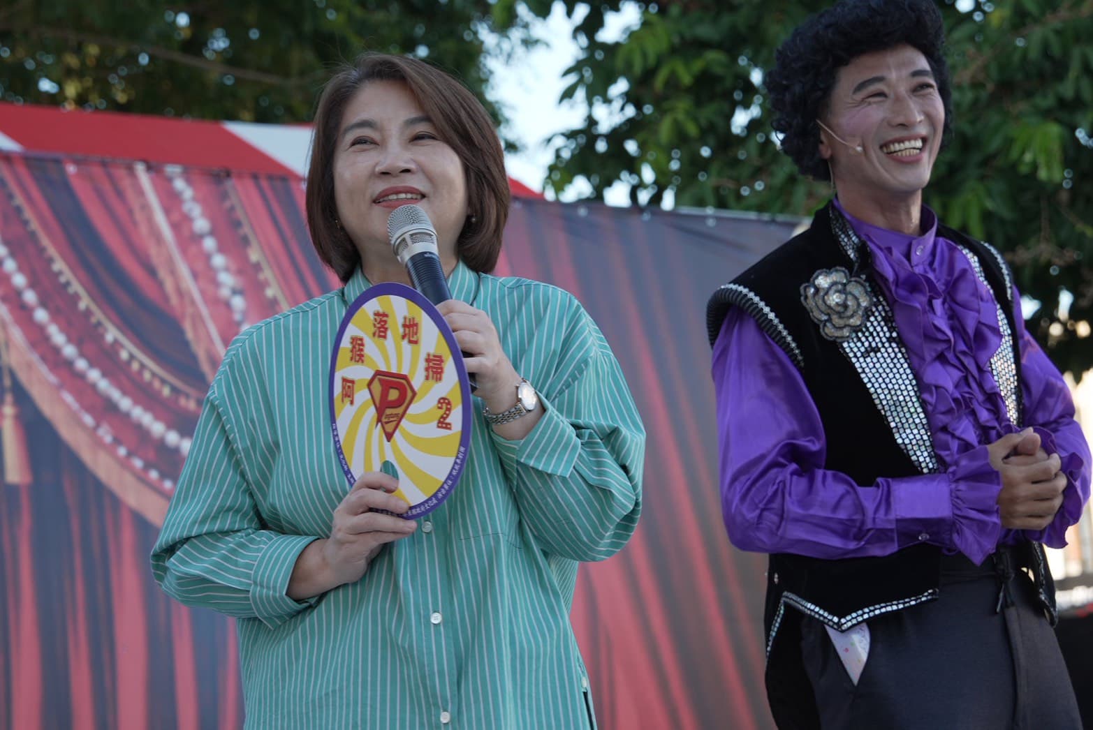 屏東縣長周春米出席「紙風車阿猴落地掃2」首演,肯定紙風車屏東團將在地故事與生活經驗搬上舞台。(紙風車劇團提供)