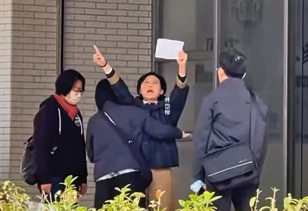 林岱樺被帶進調查局南部機動組時,將此案導向政治辦案,對著媒體高喊「政治干預司法、司法干預初選。」(翻攝林岱樺臉書)
