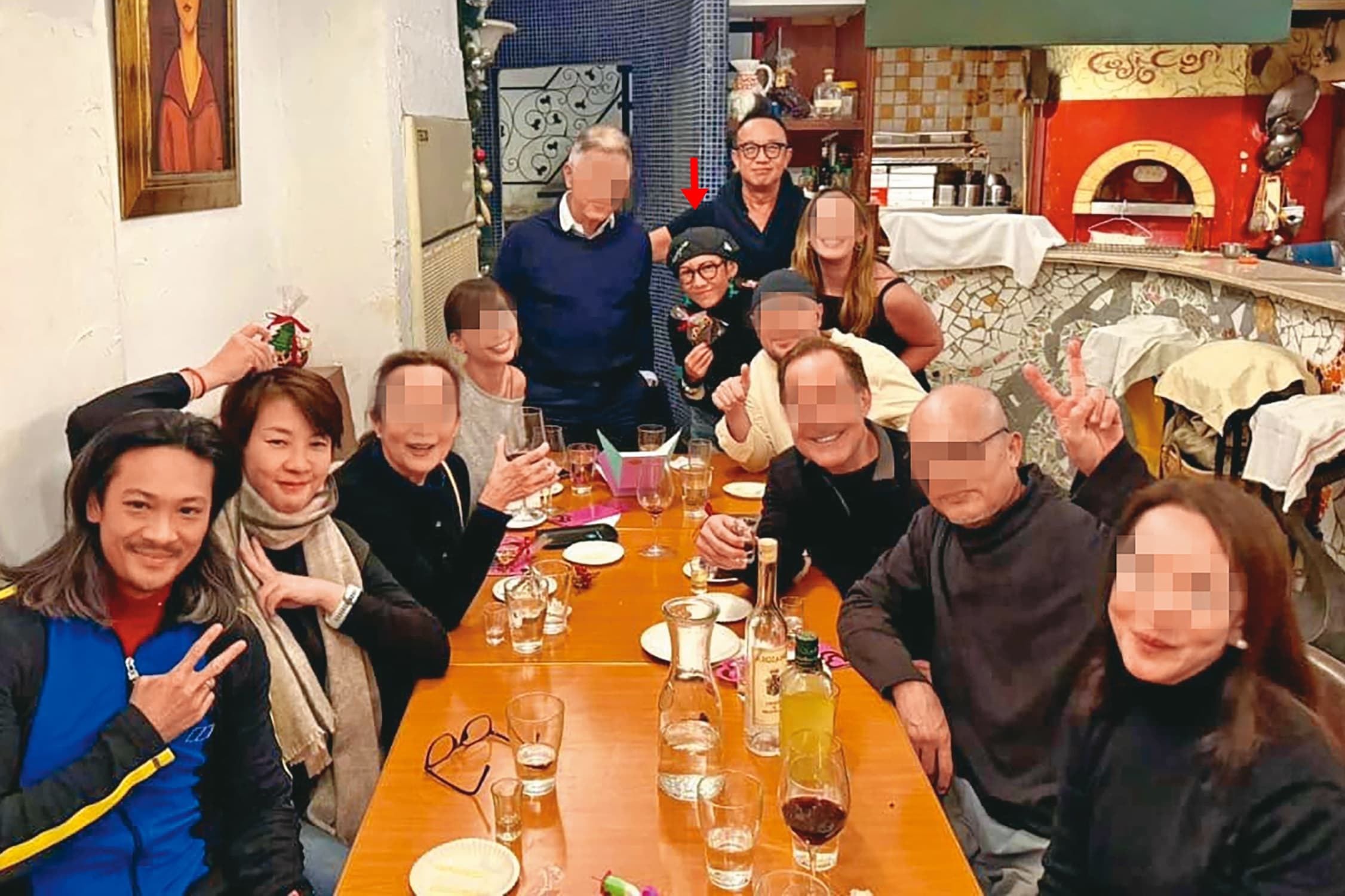 耶誕佳節,黃家人都會相聚,如今傳出去年耶誕節,Vicky(箭頭處)一人對戰黃家人,讓黃大煒忍無可忍,決心分手。(翻攝自黃大煒臉書)