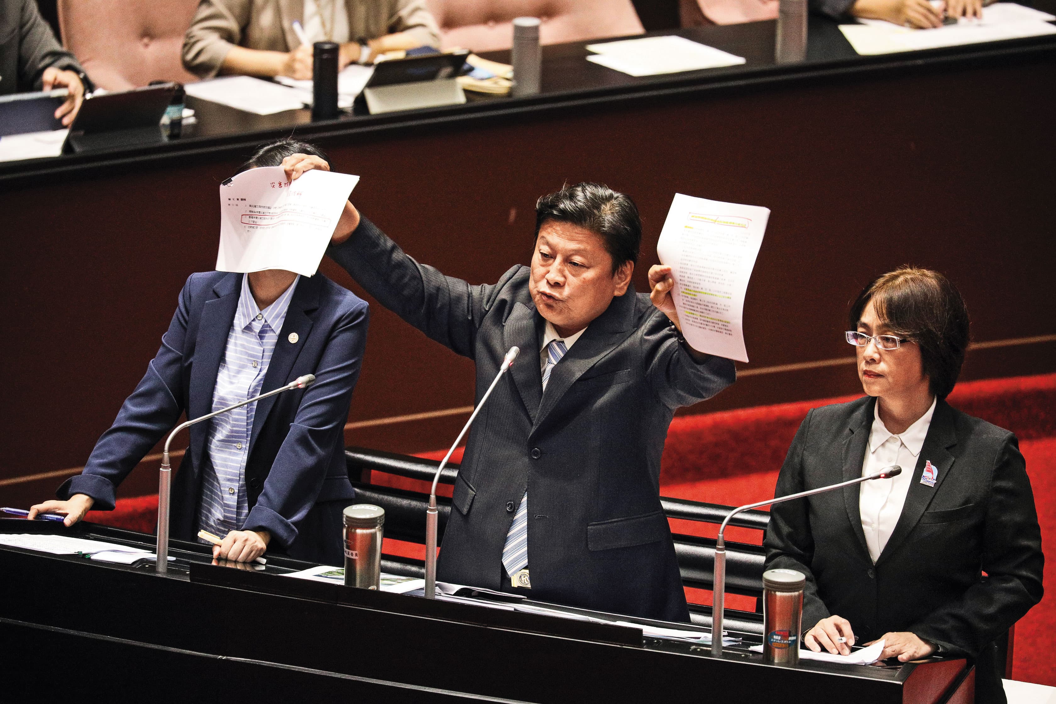 國民黨總召向來兼任政策會執行長,確保黨中央與黨團溝通無礙。(鏡報鄒保祥)