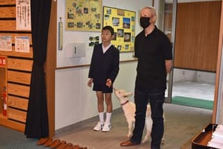 才幾個月大的南醬(中)是南永小學的新生。(翻攝自南永小學官網)