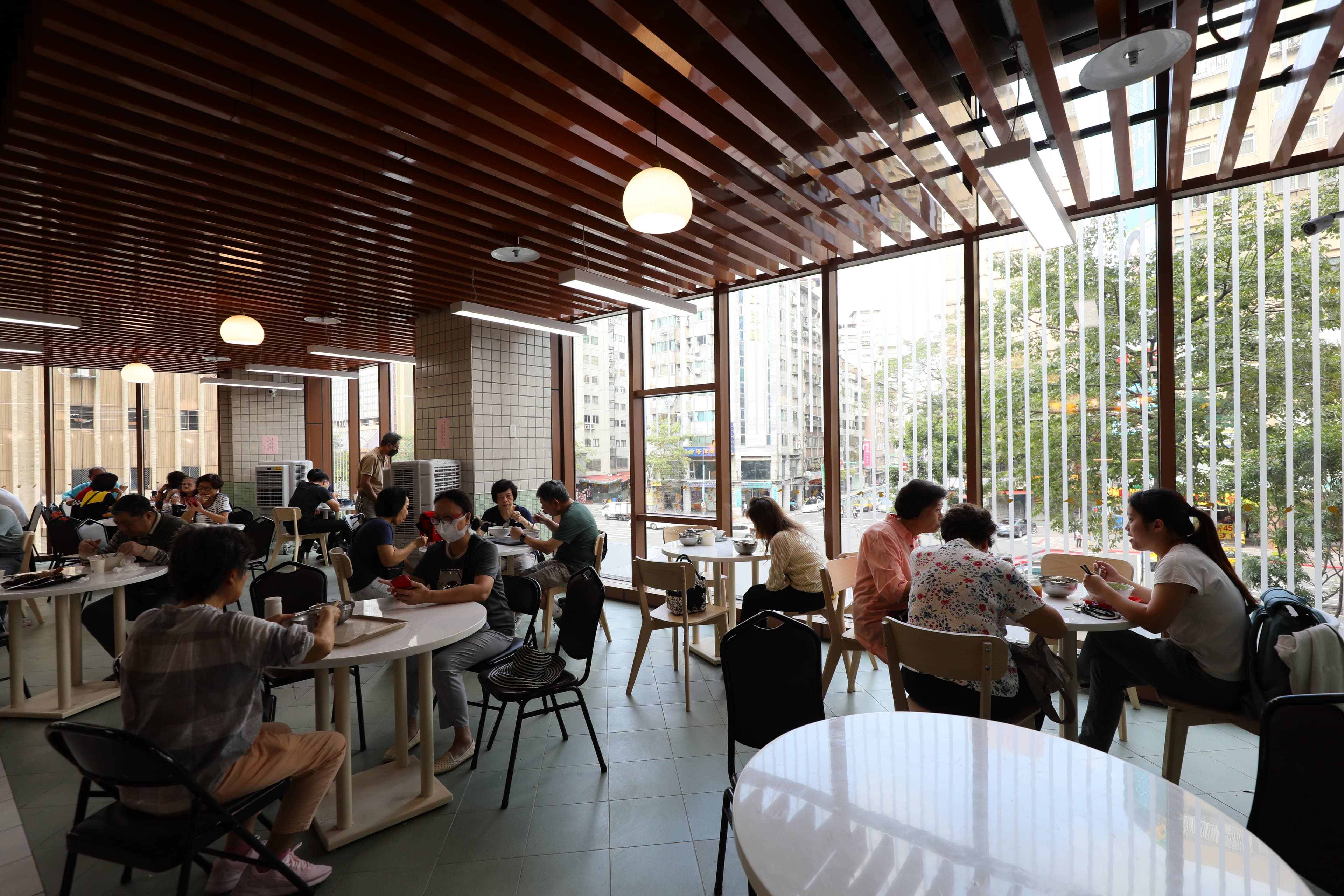 二樓美食區找個靠窗的位置,就可以一邊大啖美食、一邊賞市景。