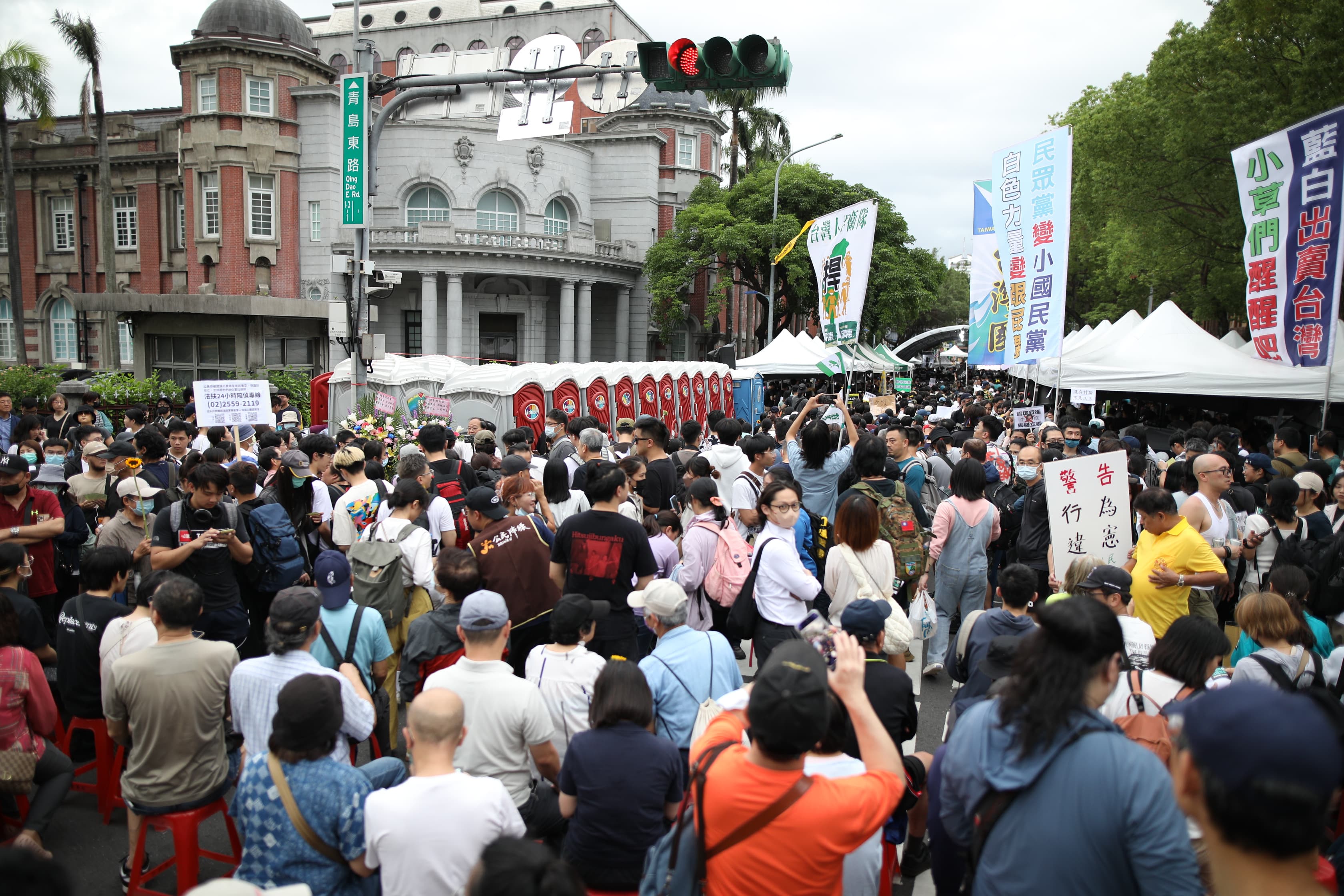 下午4、5點左右,原本只在青島東路上的抗議人群已蔓延至中山南路,據稱現場已有至少8千人。