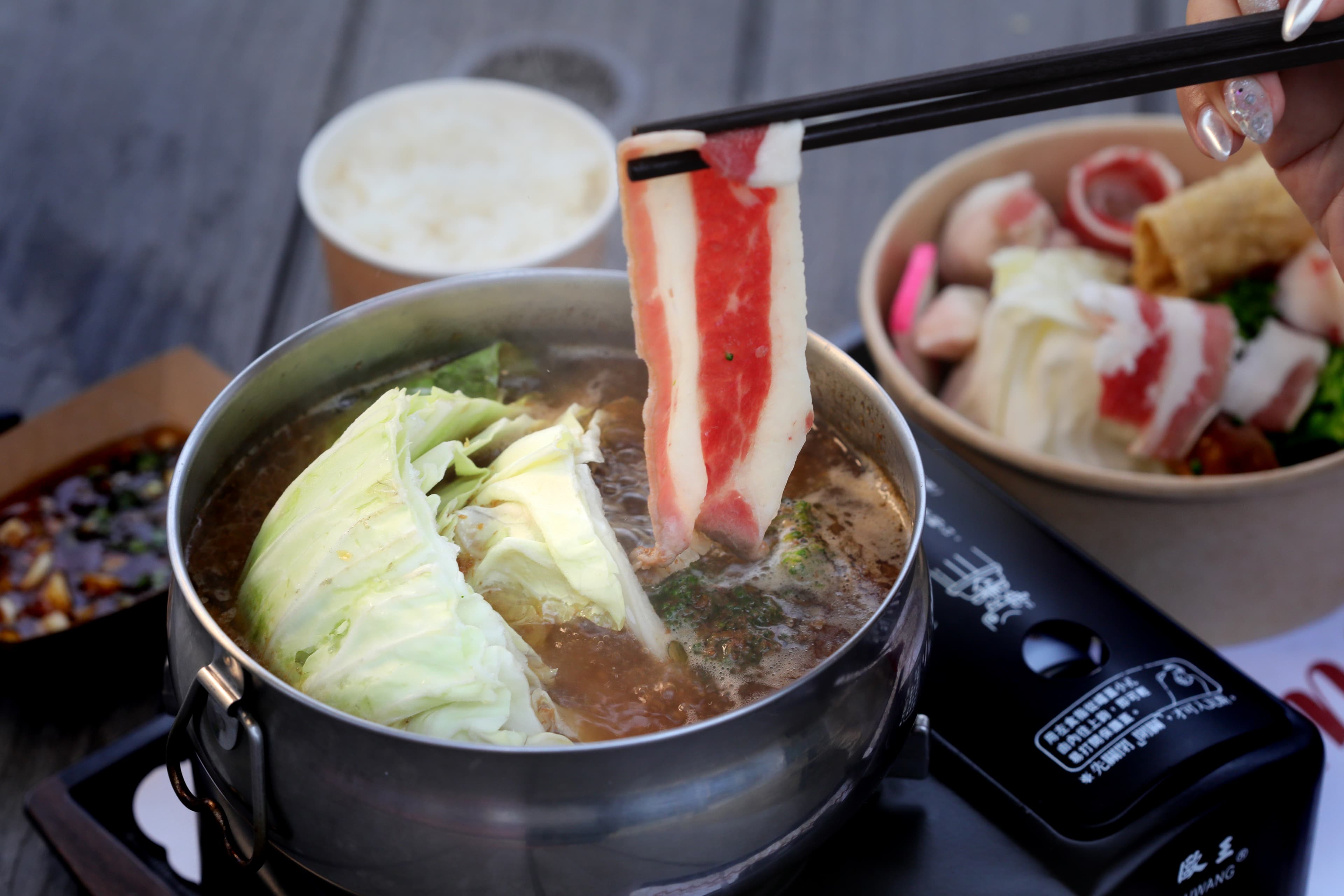 天氣冷剛好適合來份「餉賀」的台式小火鍋「賀呷招牌沙茶鍋(牛)」暖暖胃。(300元/份)