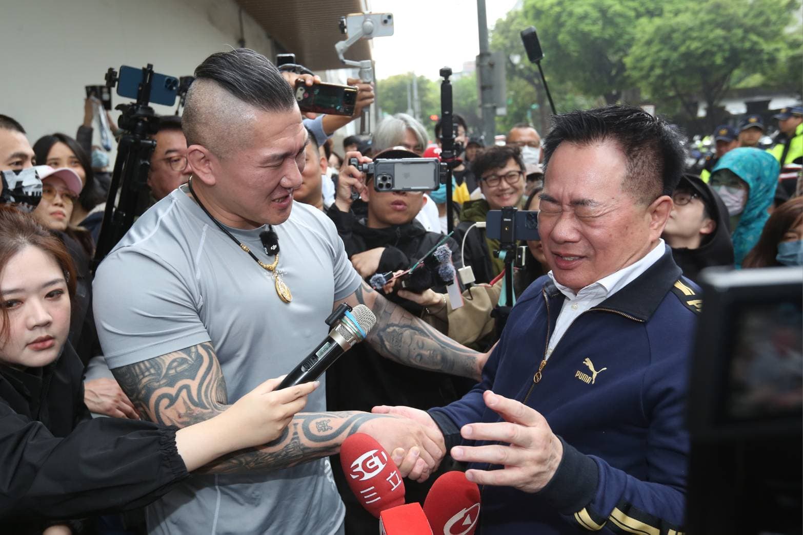 蔡正元赴北檢報到,陳之漢與張啓楷等人均到場聲援。(鏡報姜永年)