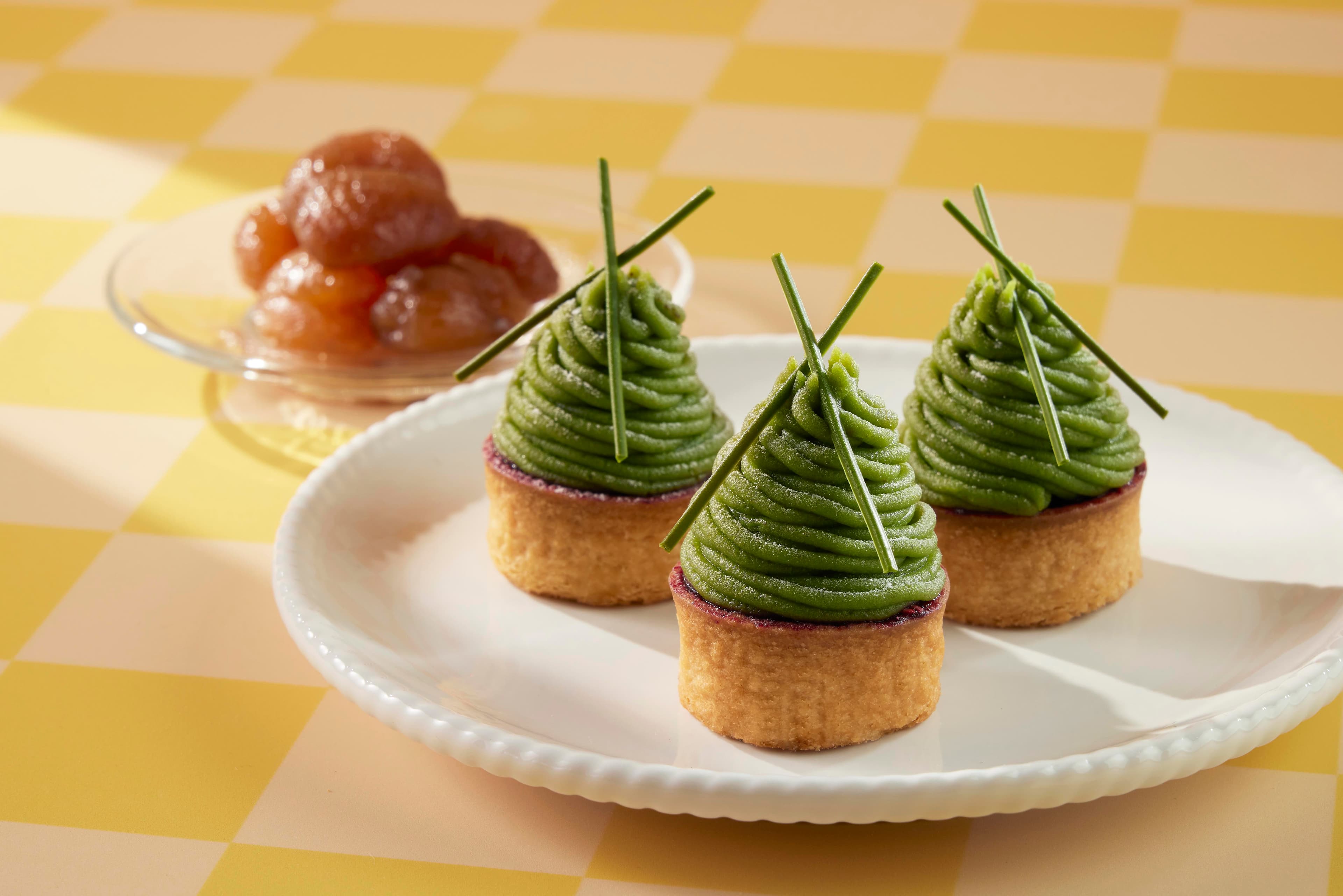 鄭吉賢主廚將「蒙布朗」幻化為日式風味的「抹茶蒙布朗」,一圈圈的外層為糖漬栗子製成的抹茶餡。(台北寒舍艾美酒店提供)