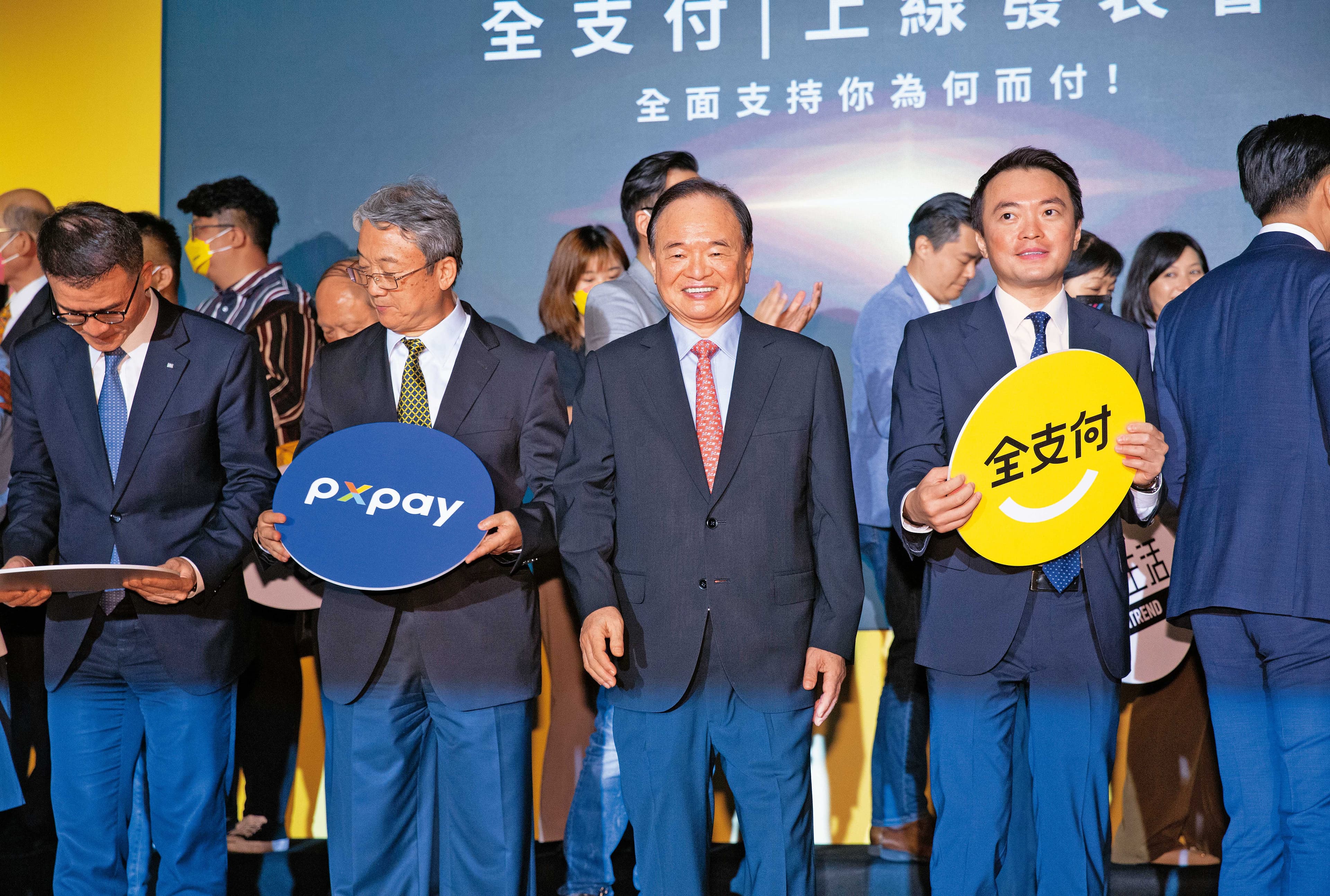 林敏雄（中）在全支付上線時霸氣宣誓，即使「虧錢5年也要拚領頭羊」，並指派長子林弘斌（右）擔任監軍。