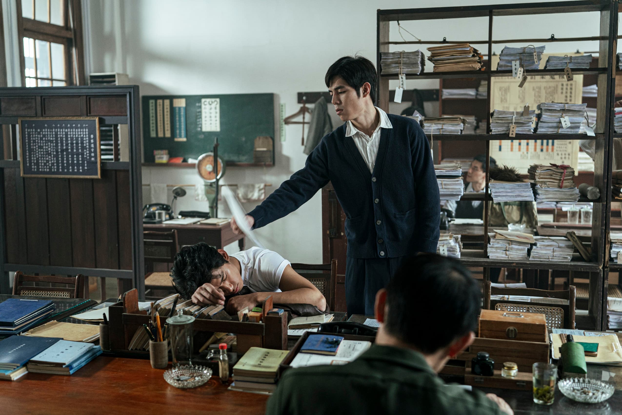 年僅25歲的朱軒洋,為融入1960年代背景做了很多功課。(伯樂影業提供)