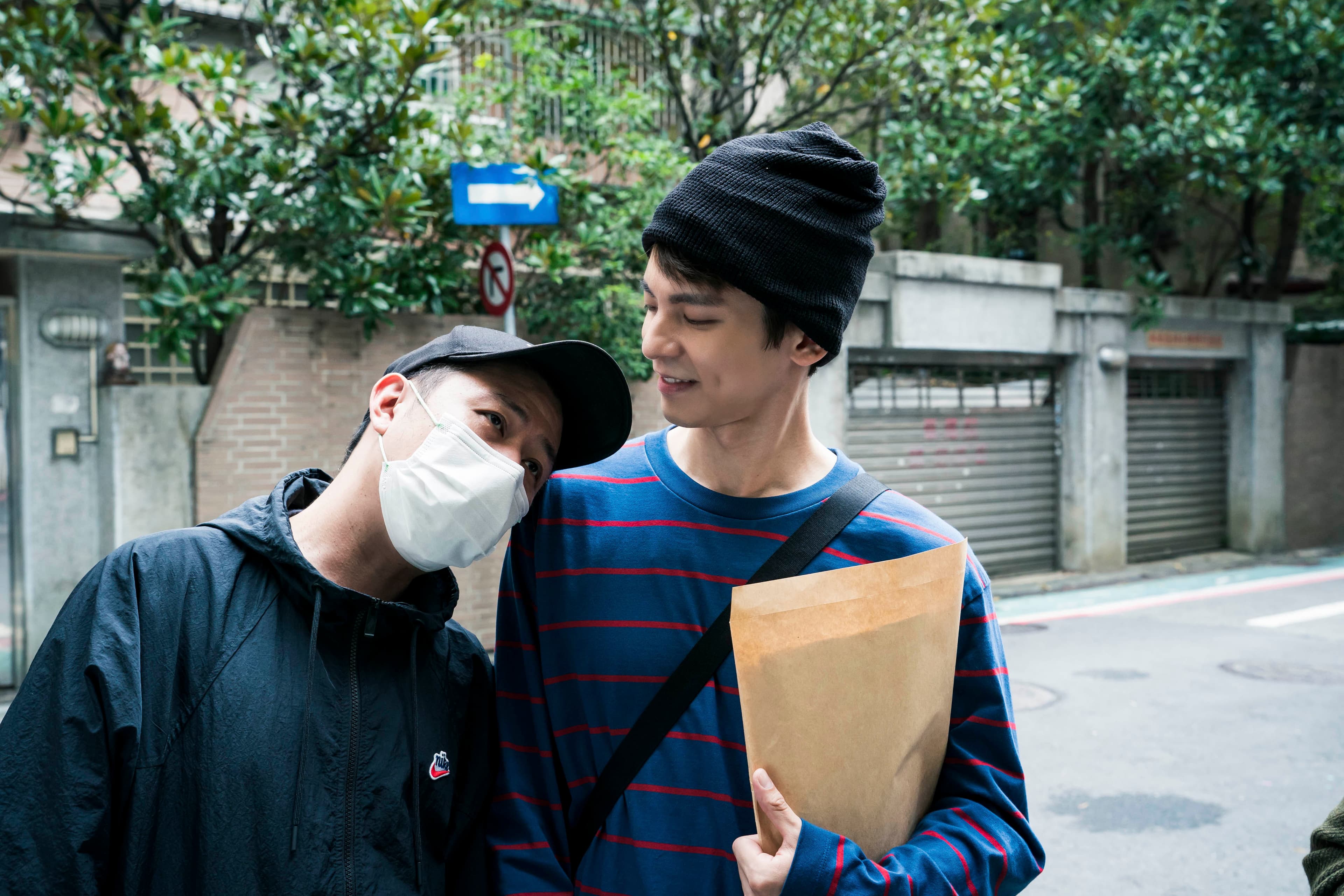 廖明毅(左)與演員林柏宏(右)有不錯的合作默契。(華映提供)