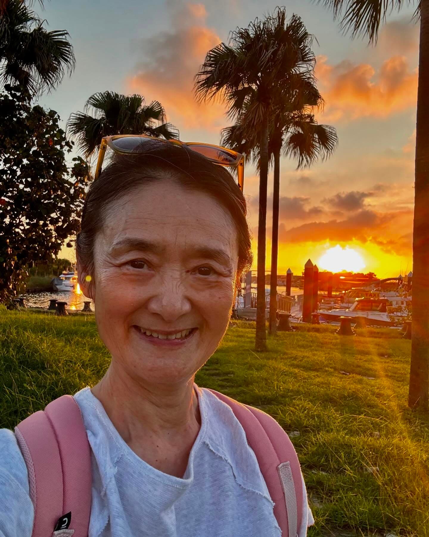 譚艾珍隨女兒歐陽靖回台南待產,親自照顧外孫,三代同堂生活愜意。(翻攝譚艾珍IG)