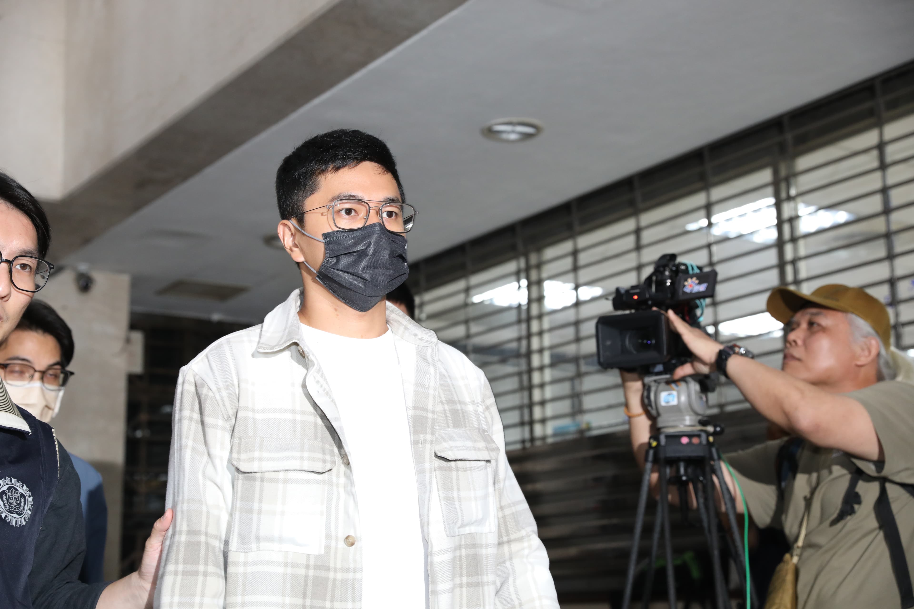 李孝亮列被告遭搜索約談。