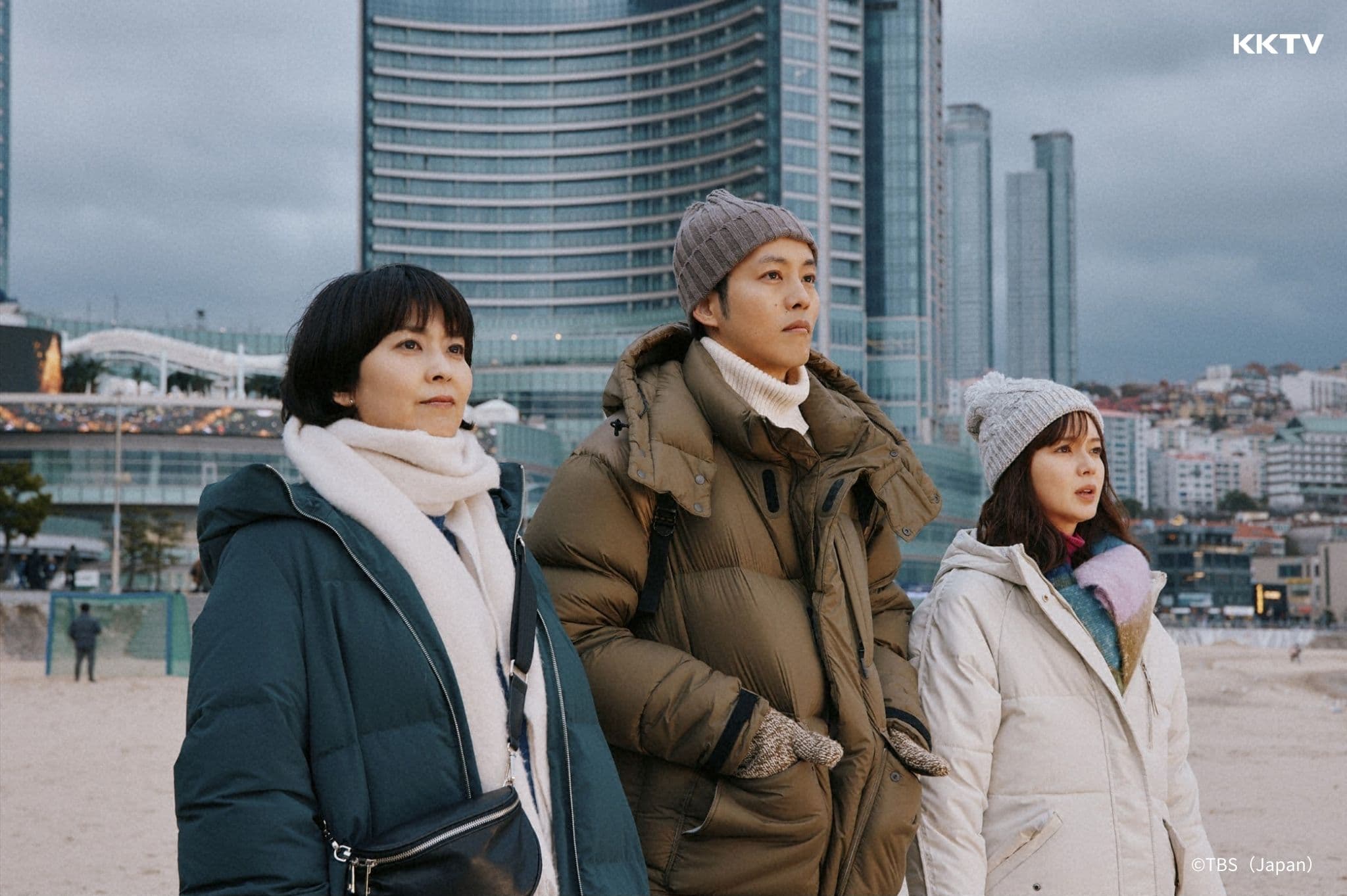 松隆子(左)與多部未華子(右)、松坂桃李在《慢行列車》飾演三姊弟。(KKTV提供)