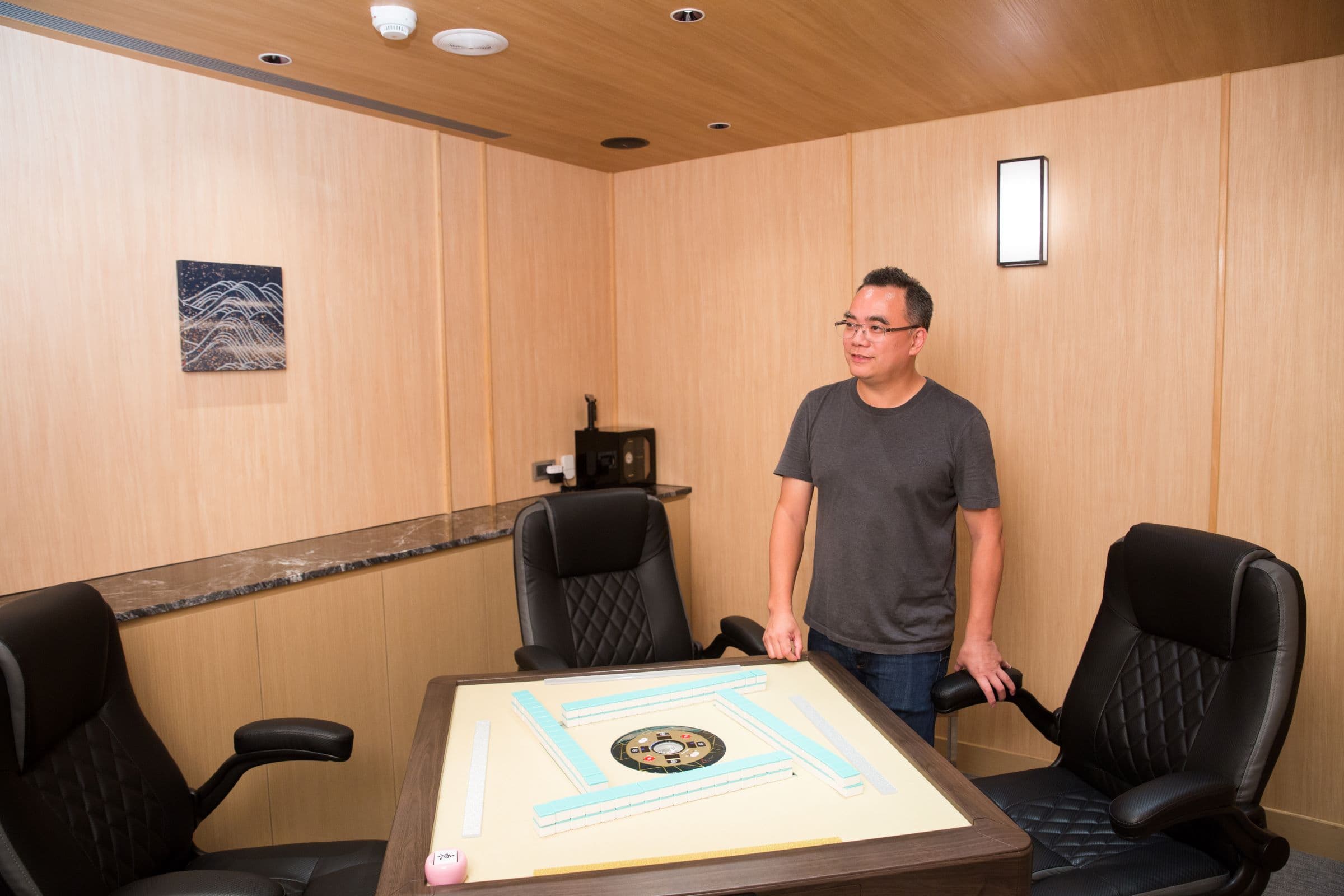 私人招待所模式包廂內,不僅規劃KTV包廂,還設有電動麻將桌等娛樂設施。