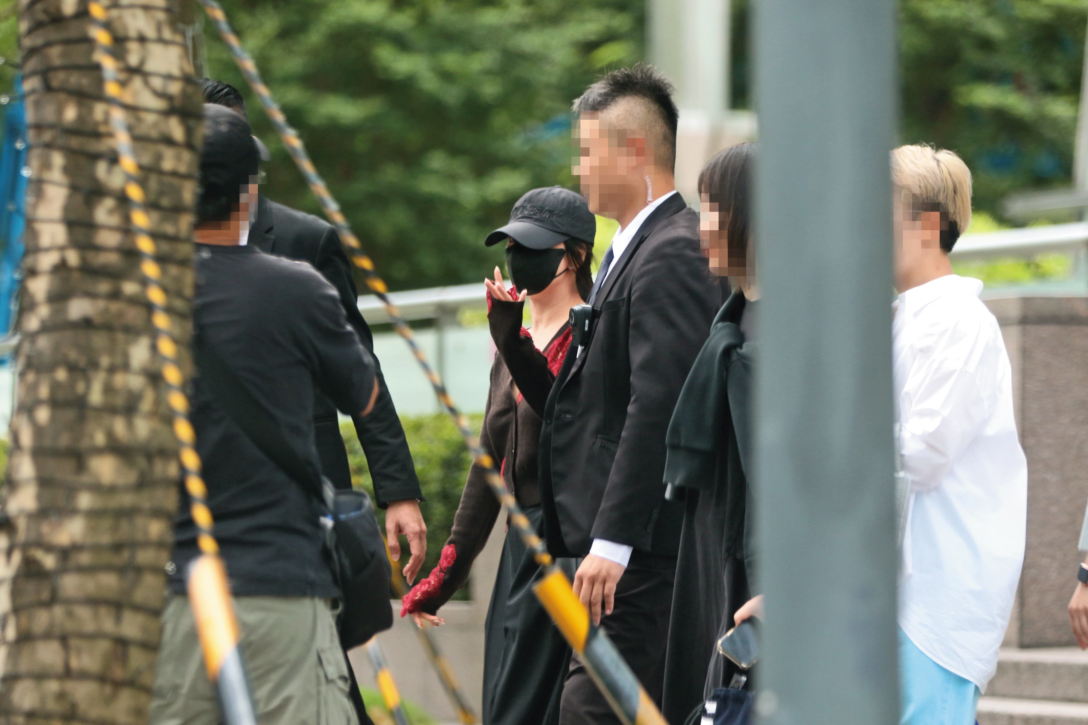 13:31,宋慧喬頭上戴著棒球帽,大大的黑色口罩遮住大半個臉。