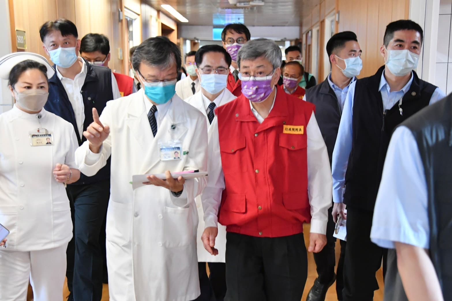 陳建仁赴慈濟醫院慰問傷者。(行政院提供)