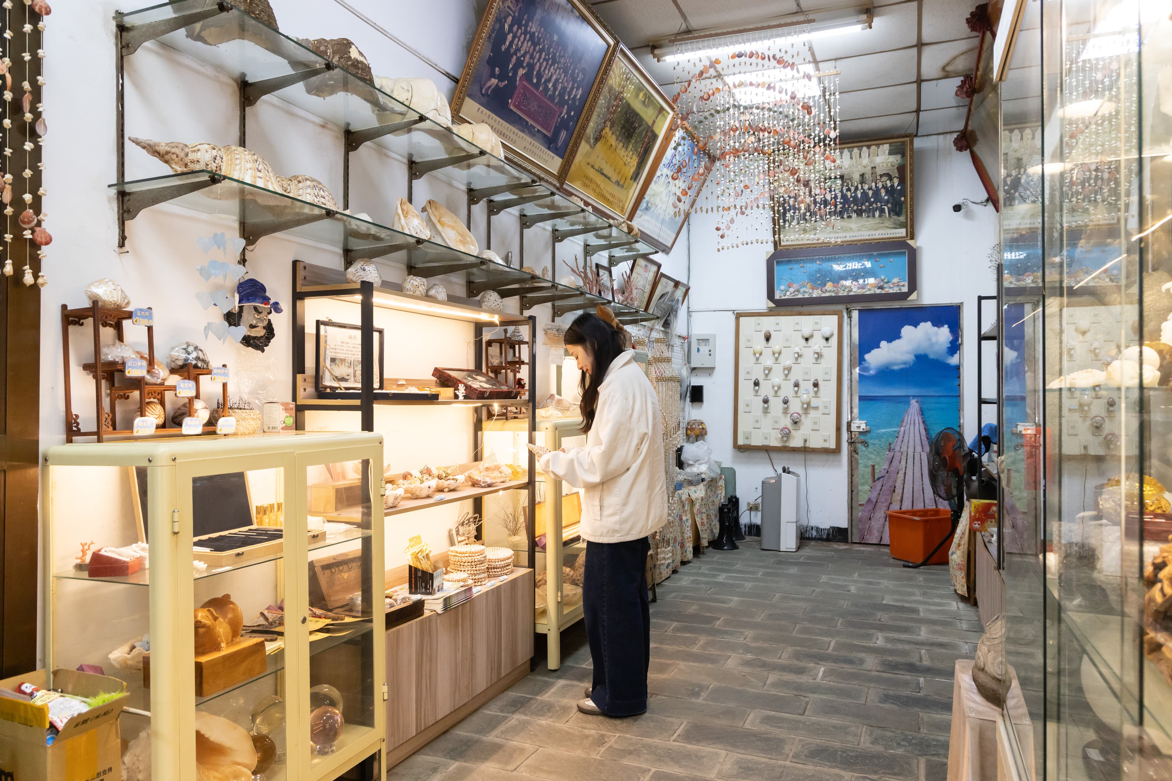 廟旁的選品店可以買貝殼製品，再去香爐過火祈福。