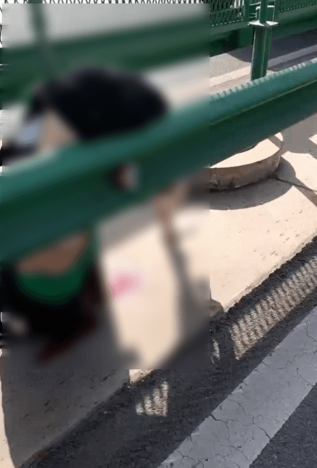 「戴戴」遺體掛在護欄上,死狀淒慘。(翻自《51吃瓜網》)