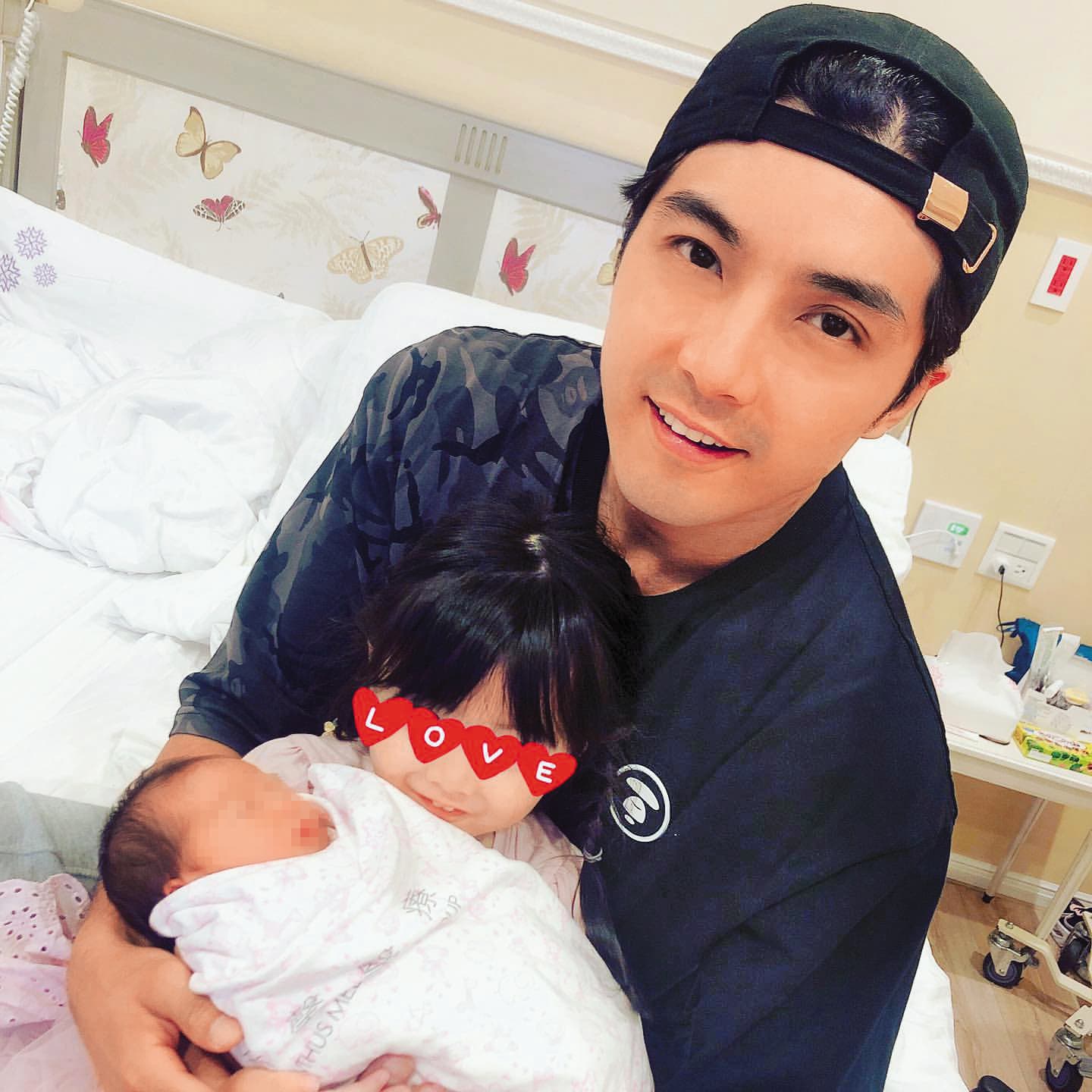 生了2個寶貝女兒,賀軍翔每天繞著她們打轉都開心。(翻攝自賀軍翔IG)