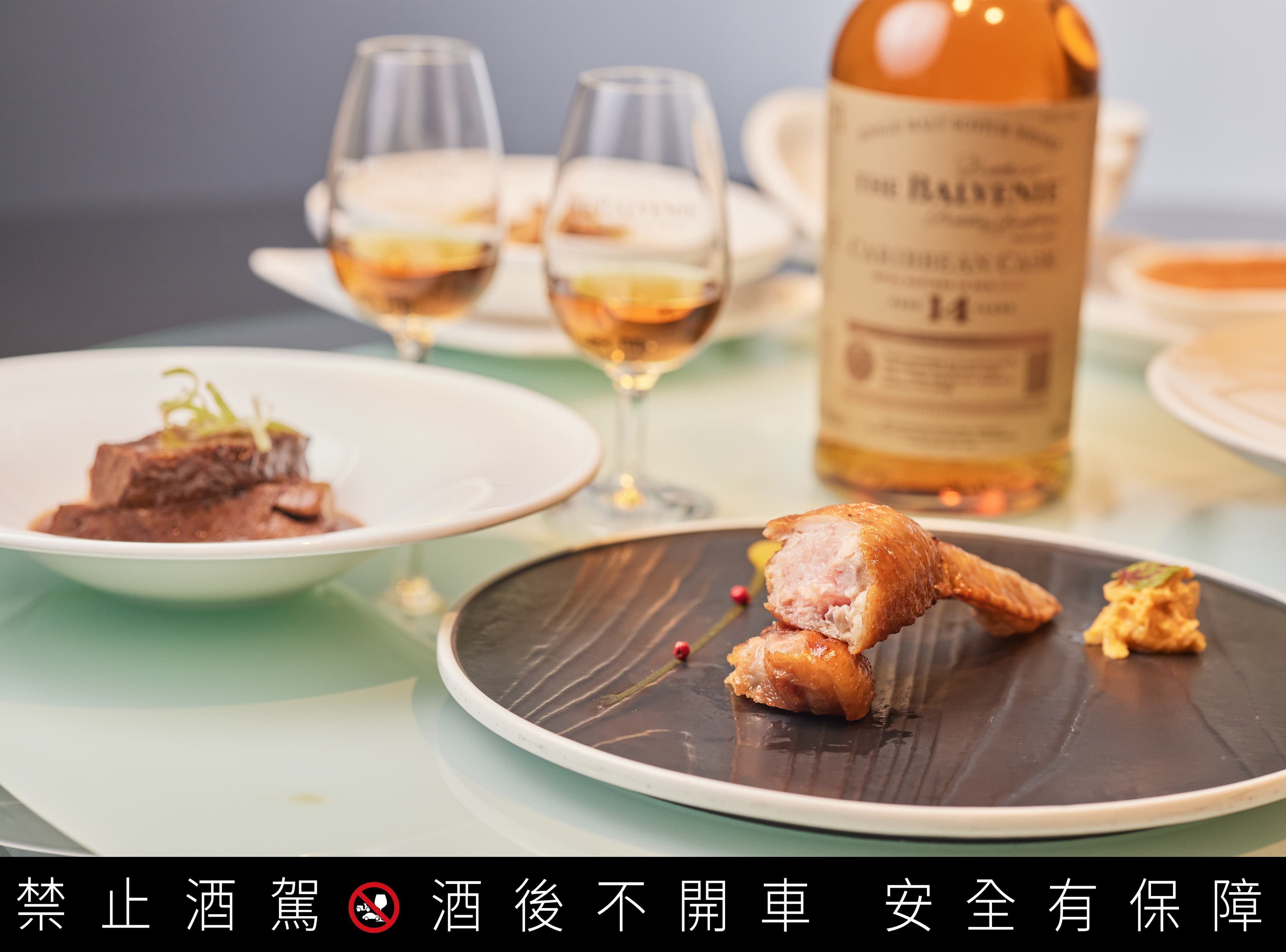 「燕窩釀鳳翼」外皮酥脆卻不油膩,是許多官紳名流到名人坊用餐的必點菜色。