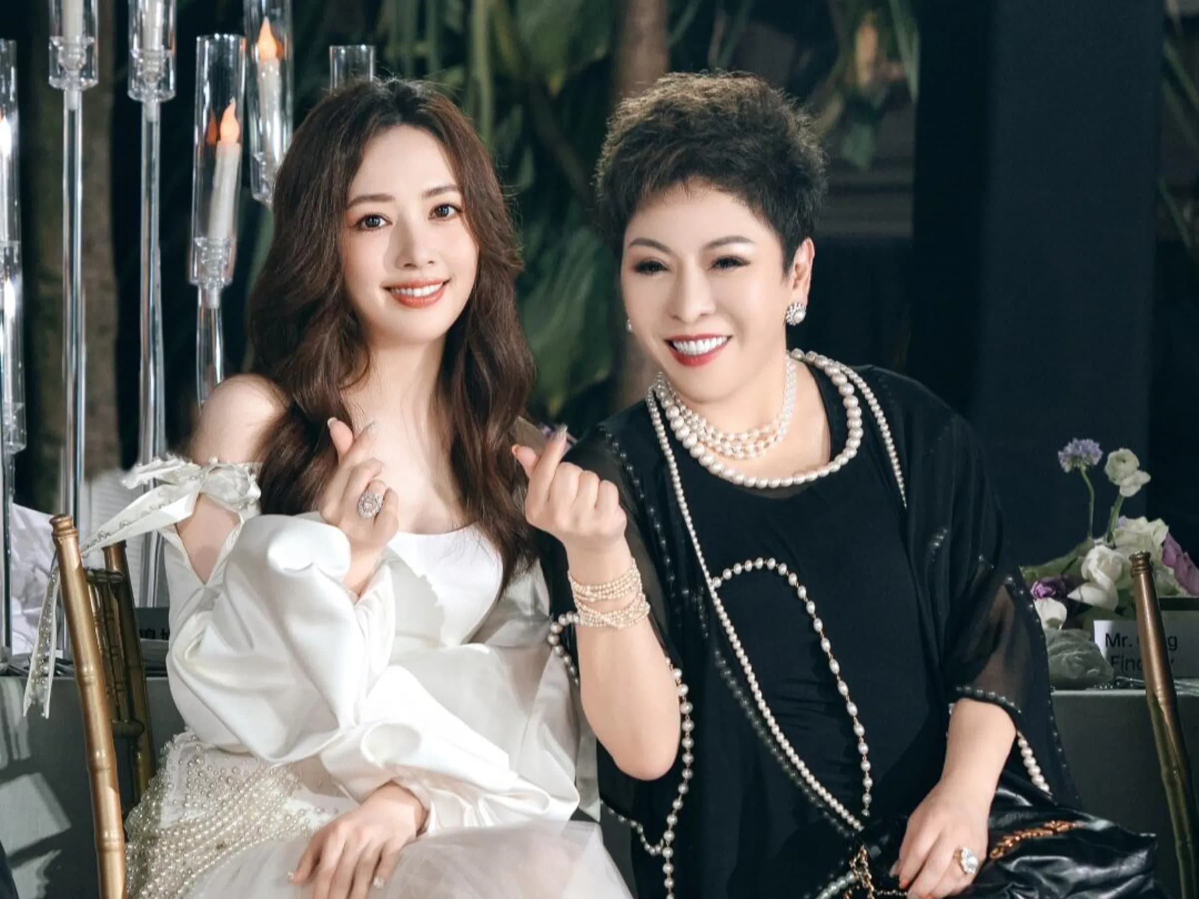 向太(右)是出了名的寵媳婦郭碧婷。(翻攝小紅書)