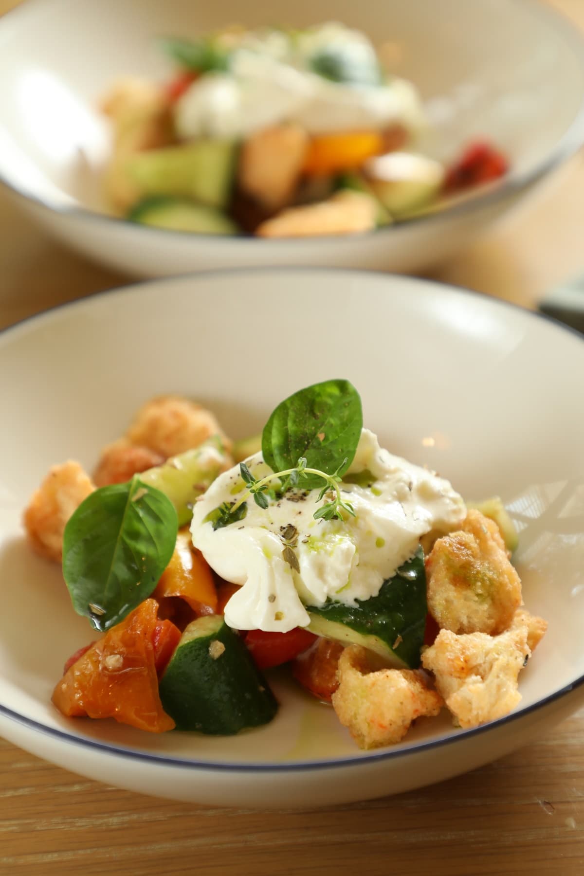 滋味清爽的「Panzanella Salad」，很適合在泰國海邊享用。（420泰銖／份，約NT$370）