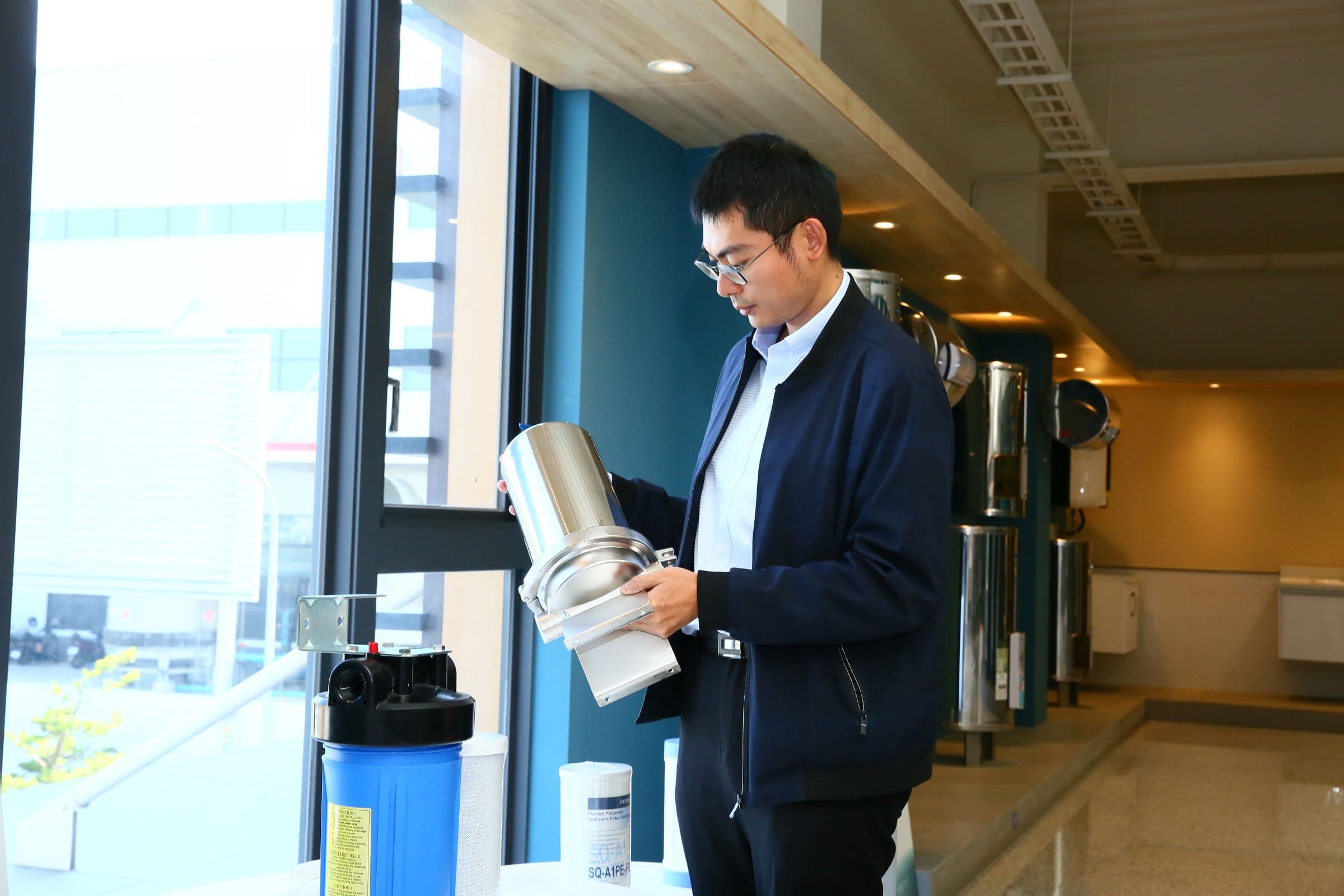 鴻茂一代王茂昌以不鏽鋼材生產出的產品打天下,研發出身的二代王浩政想作一個有溫度的懂水人,把鴻茂帶向新境界。