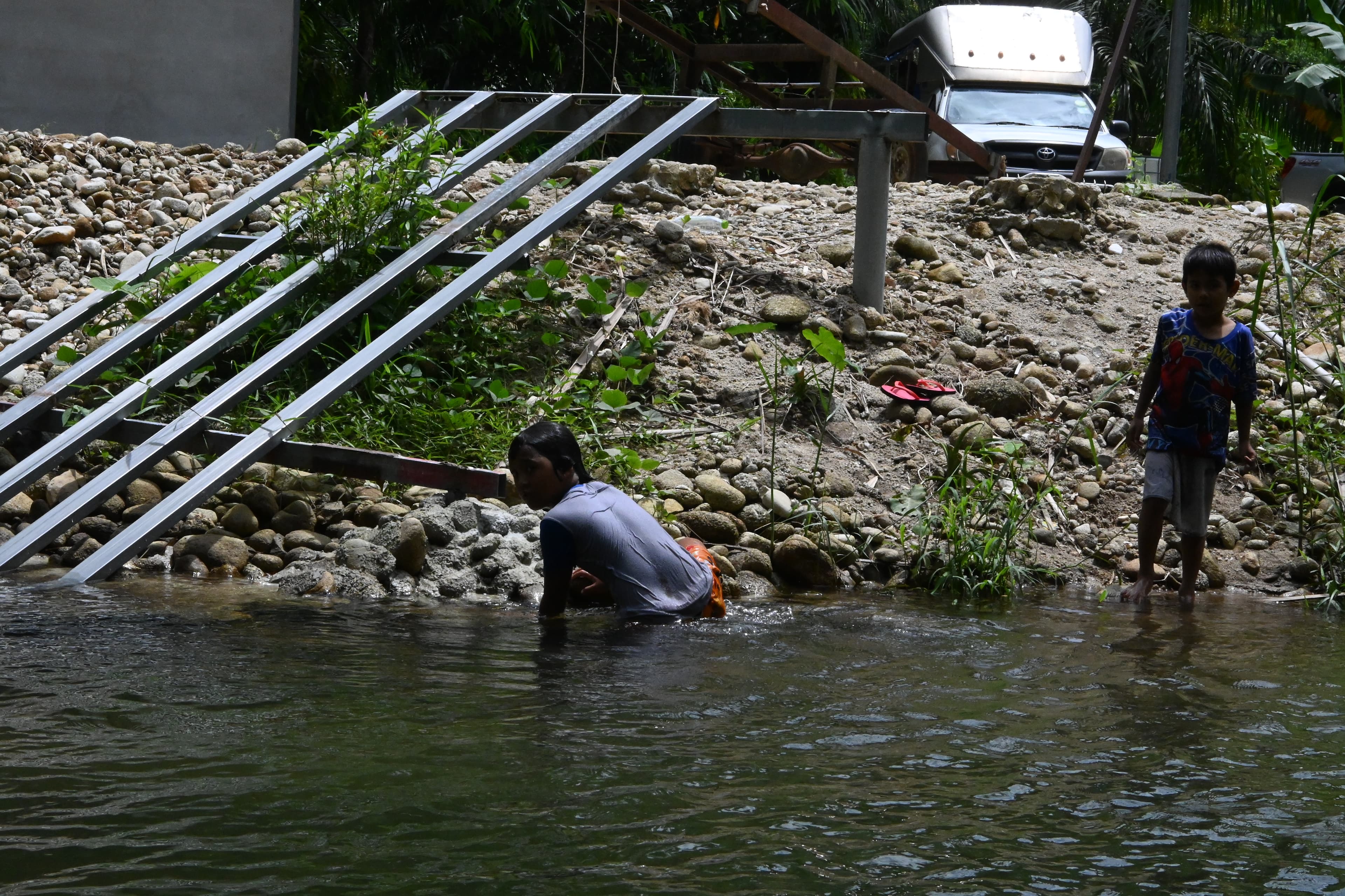 沿途會經過露營區、咖啡廳,還會遇到在河邊游泳戲水的當地人熱情打招呼。